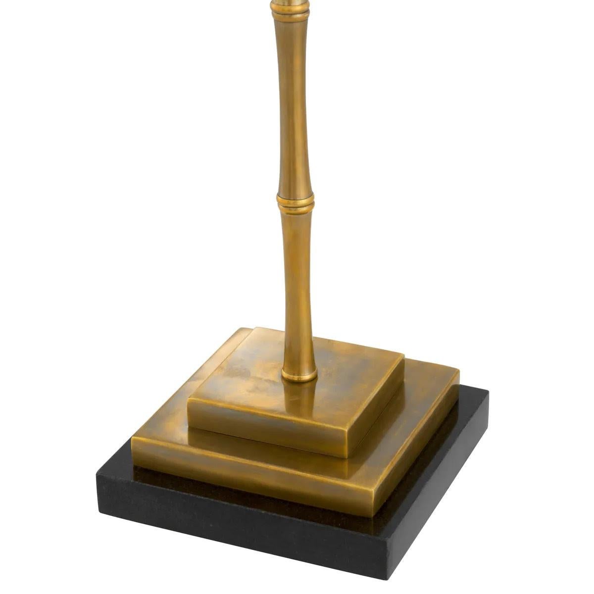 Stehleuchte mit Vintage-Messing-Finish und schwarzem Granitsockel, zeitlose Eleganz. (Französisch) im Angebot