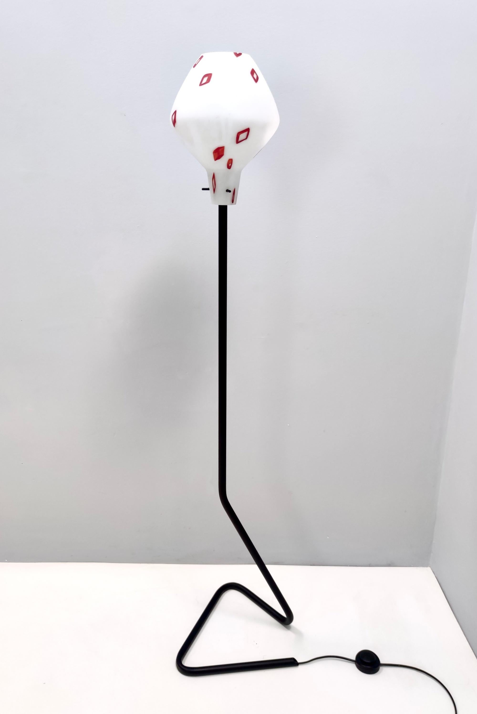 Lampadaire vintage en verre encastré avec motifs géométriques rouges, Italie Excellent état - En vente à Bresso, Lombardy