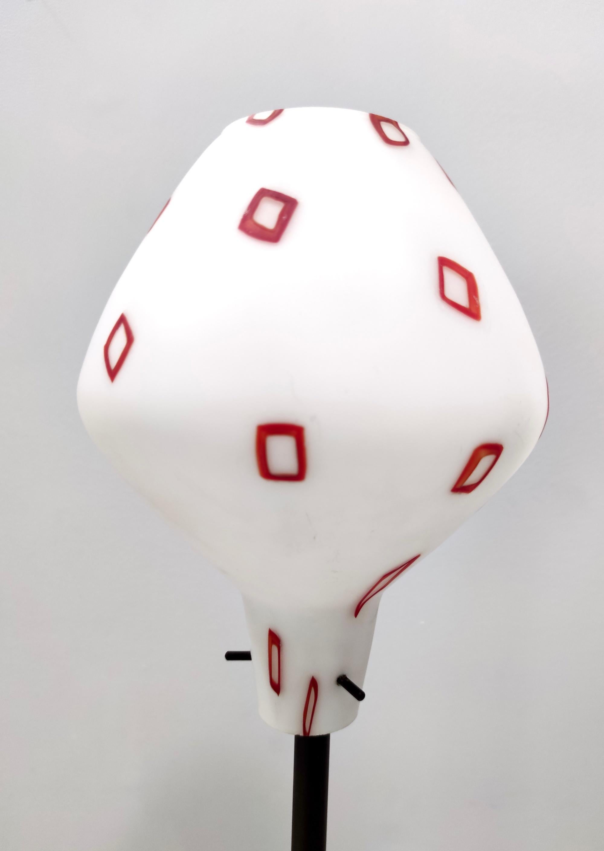 Milieu du XXe siècle Lampadaire vintage en verre encastré avec motifs géométriques rouges, Italie en vente