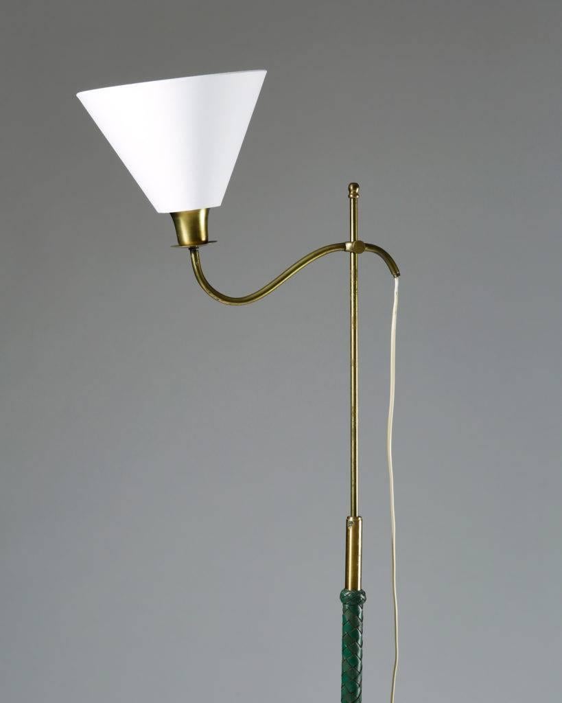 Stehlampe, Anonymous, Messing und Leder, Schweden, 1950er Jahre (Moderne der Mitte des Jahrhunderts) im Angebot