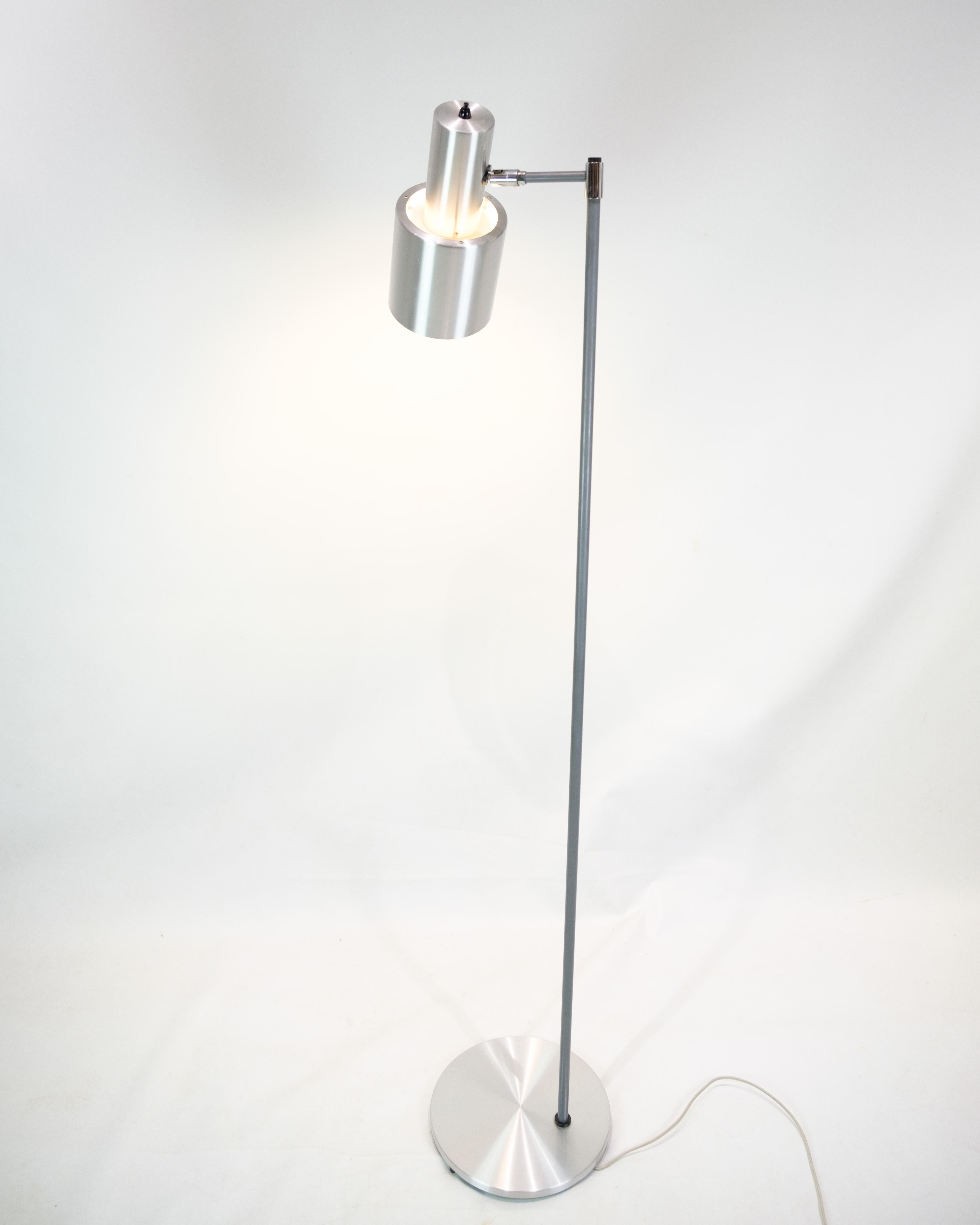 Floor lamp, model Studio, made of stainless steel, designed by Jo Hammerborg and manufactured by Fog & Mørup in the 1970s. The lamp is robust and durable thanks to the stainless steel, which ensures long-term use and a modern, industrial look.

Jo