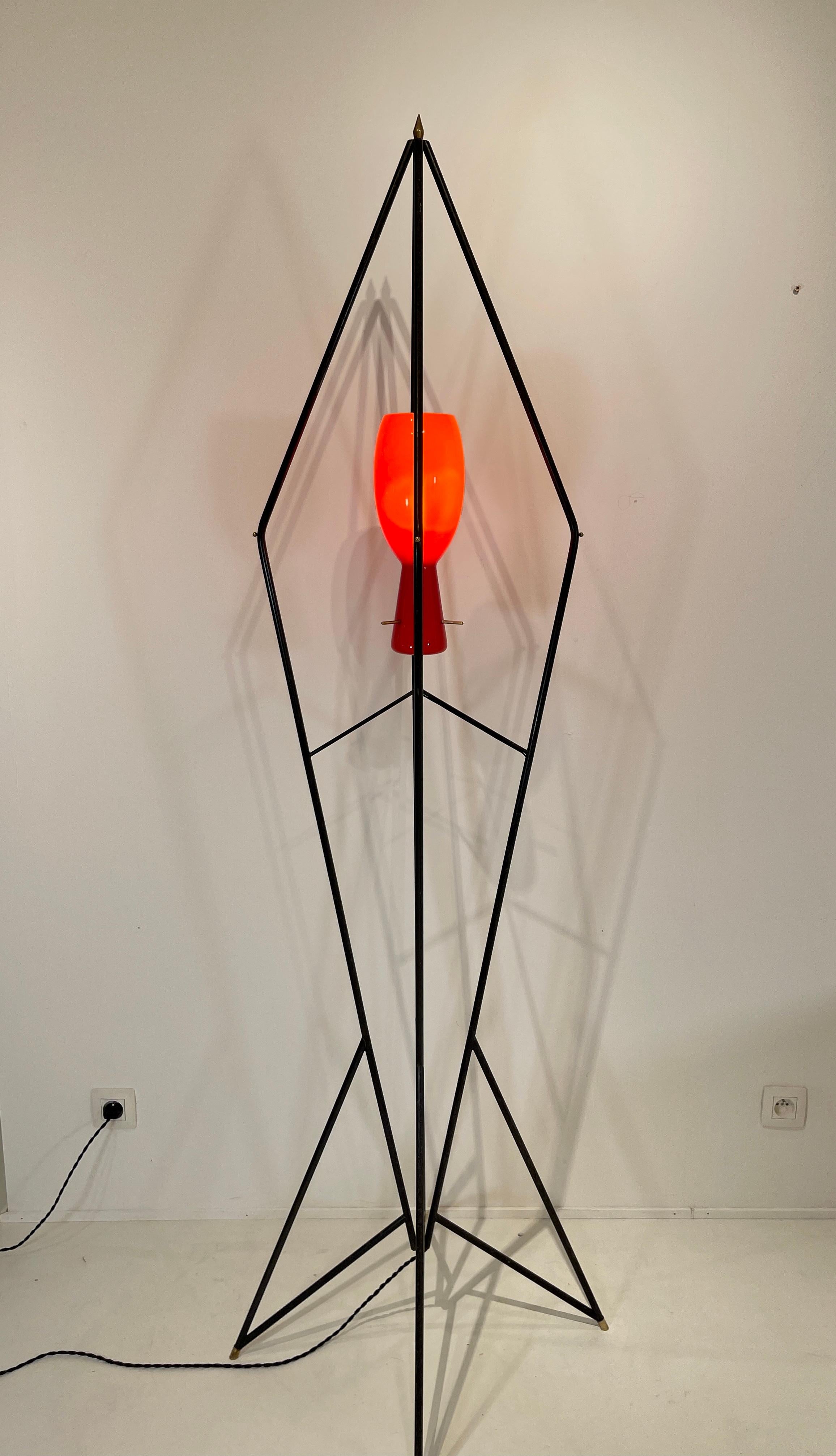 Lampade da terra attribuite a Stilnovo anni '50, in nero e ottone. Vetro rosso italiano. Nuovo cablato.