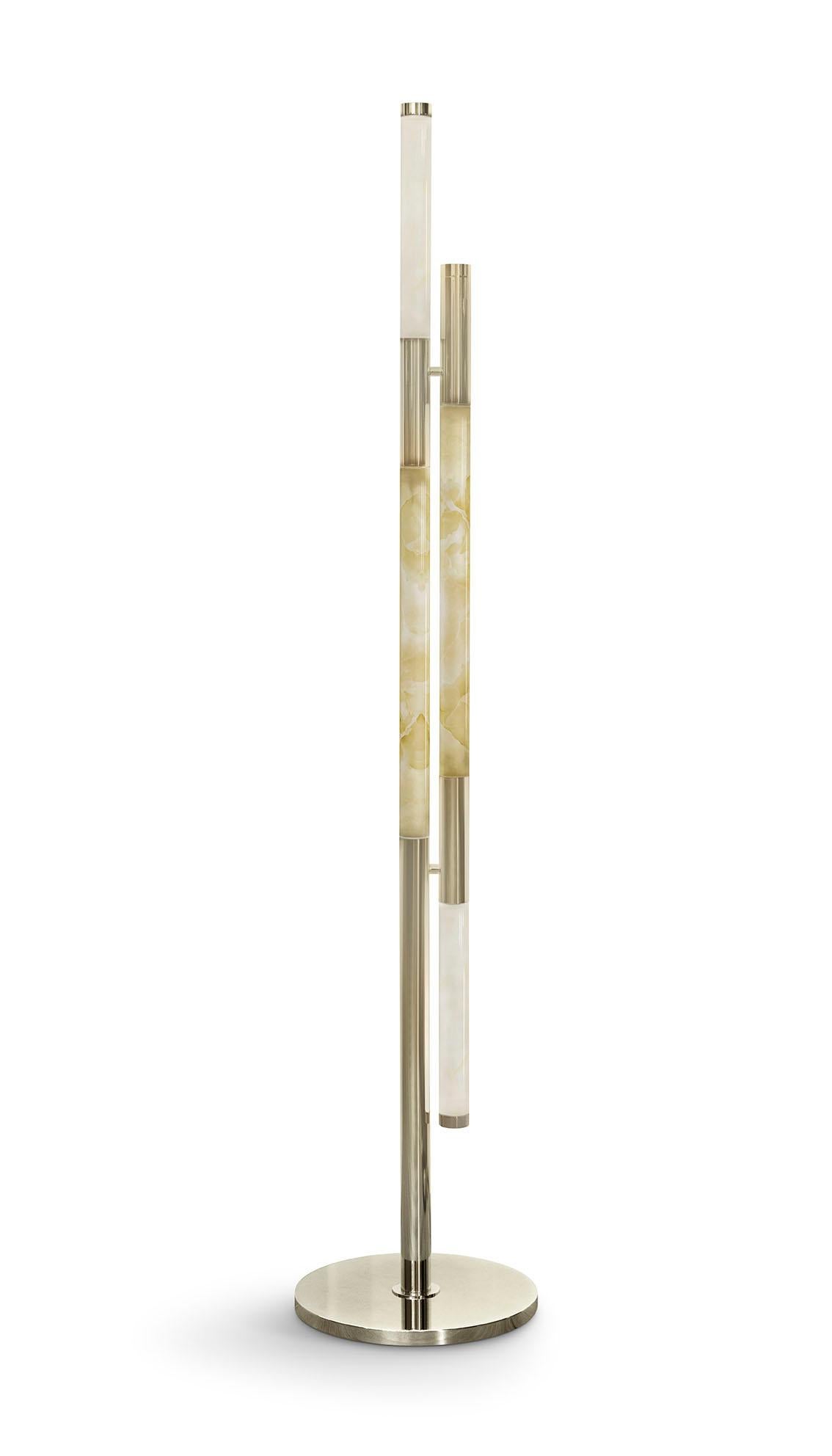 La Lámpara de pie Katana, de la exclusiva colección Katana, combina la tecnología Vetrite con un diseño minimalista. Con un marco metálico de bello acabado, esta luminaria incorpora un difusor tubular Vetrite opalescente, iluminado internamente por