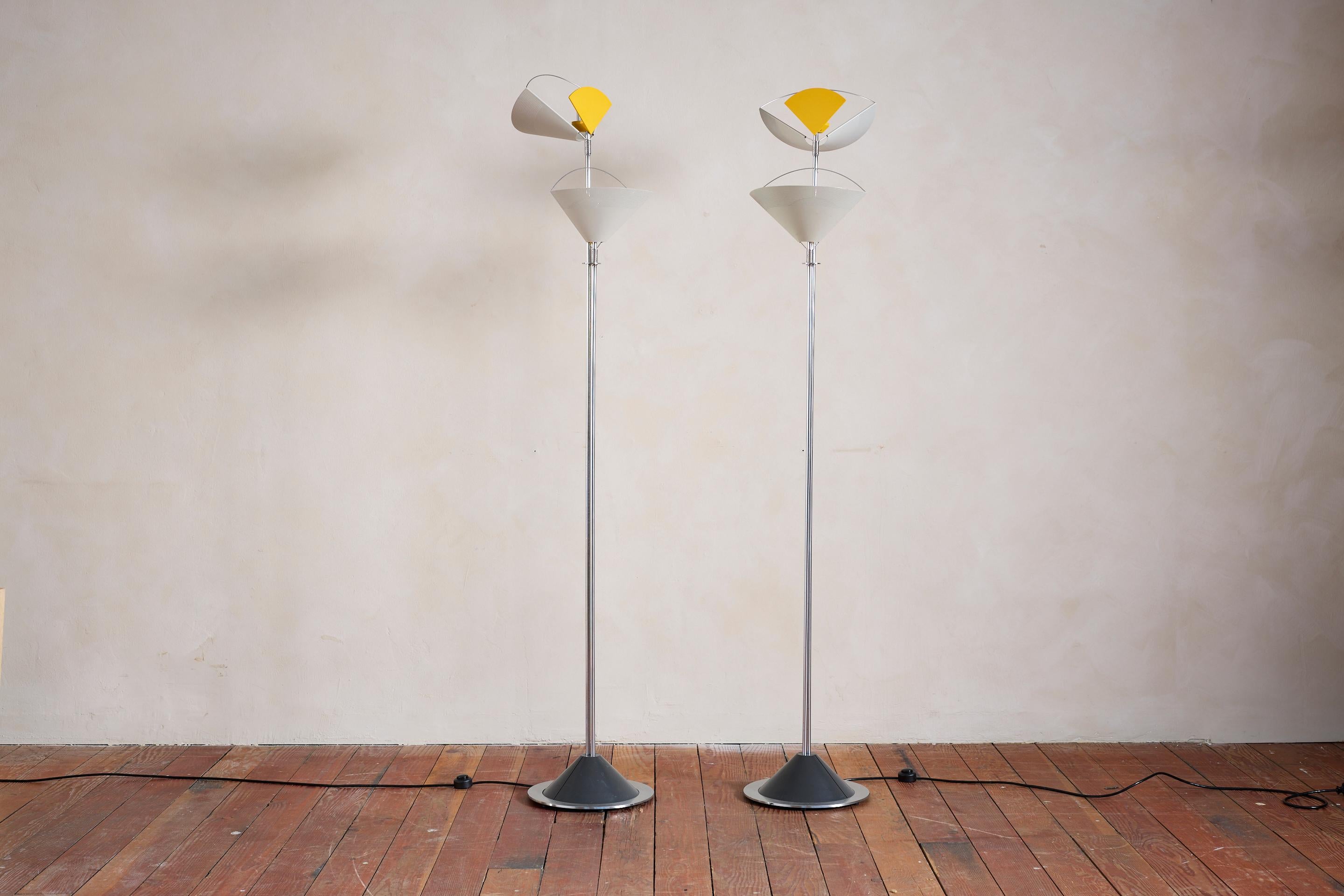 Paire de lampadaires chromés par Ferdinand Alexander Porsche pour Luci Italia

Modèle Sintheto Terra D, Italie 1982

Abat-jour perforé en gris et jaune d'origine 

Nouvellement recâblée - vendue par paire 