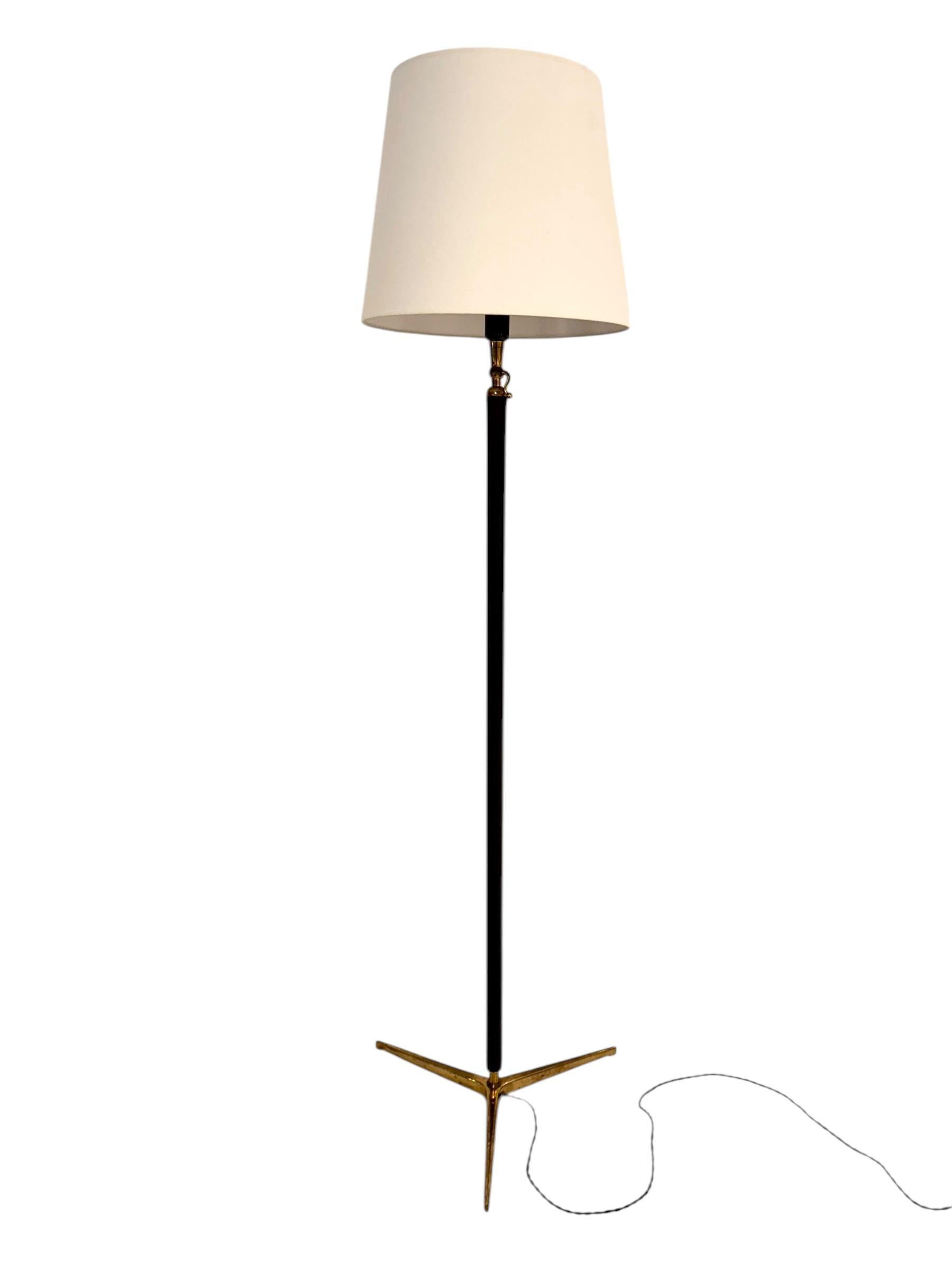 Gino Sarfatti (1912-1985) - Modello 1025
Lampada da terra
Ottone avvolto in pelle naturale
Data di creazione: circa 1946-1948
H. 168 × 50 cm senza paralume
H. 191 × Ø 55 cm

Bibliografia:
Marco Romanelli e Sandra Severi, Gino Sarfatti: Opere Scelte