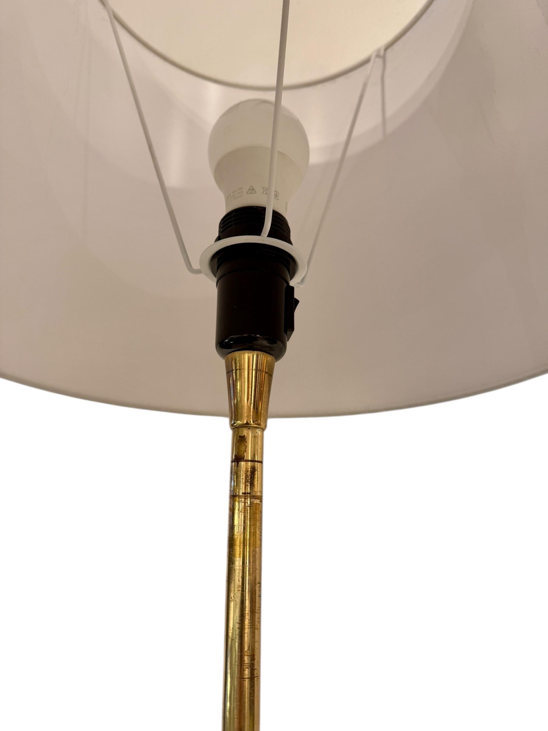 Metà XX secolo Lampade da terra di Gino Sarfatti Mod 1025. in vendita