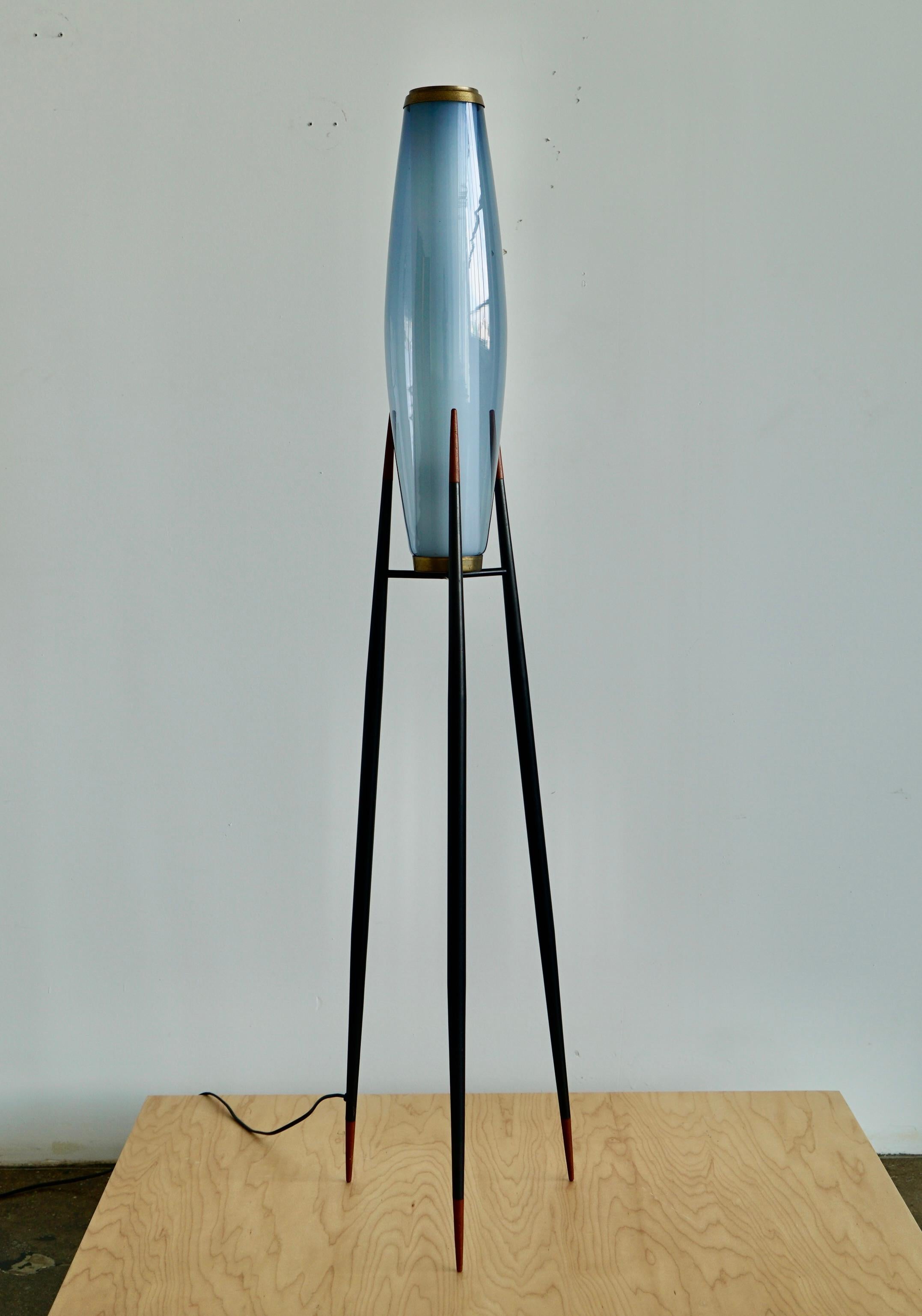 Rare lampade da terra a treppiede danesi disegnate da Svend Aage Holm Sørensen, circa 1955. Le lampade da terra sono caratterizzate da montature in metallo smaltato nero e ottone su tre piedi che terminano con pezzi appuntiti di teak, paralume