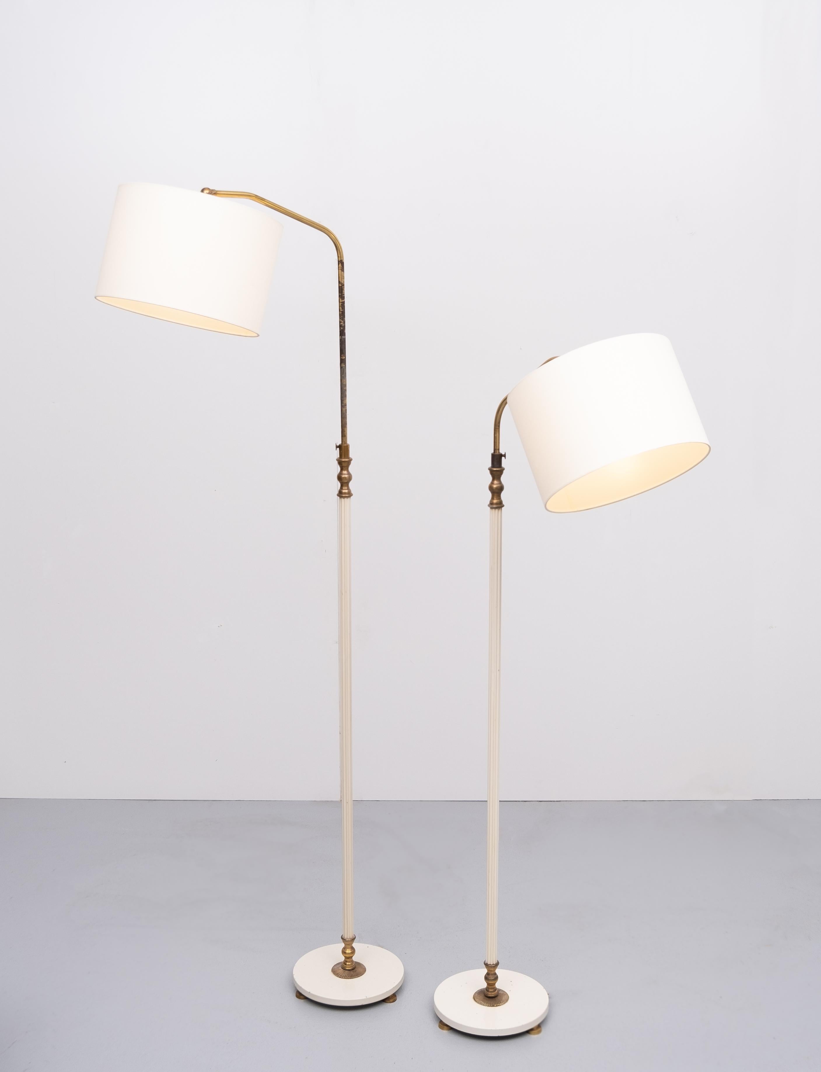Two identical goose necks floor lamps. Adjustable in height. White metal base with brass
details. Very nice Classic design, France, 1950s. Good working condition. One large bulb each.