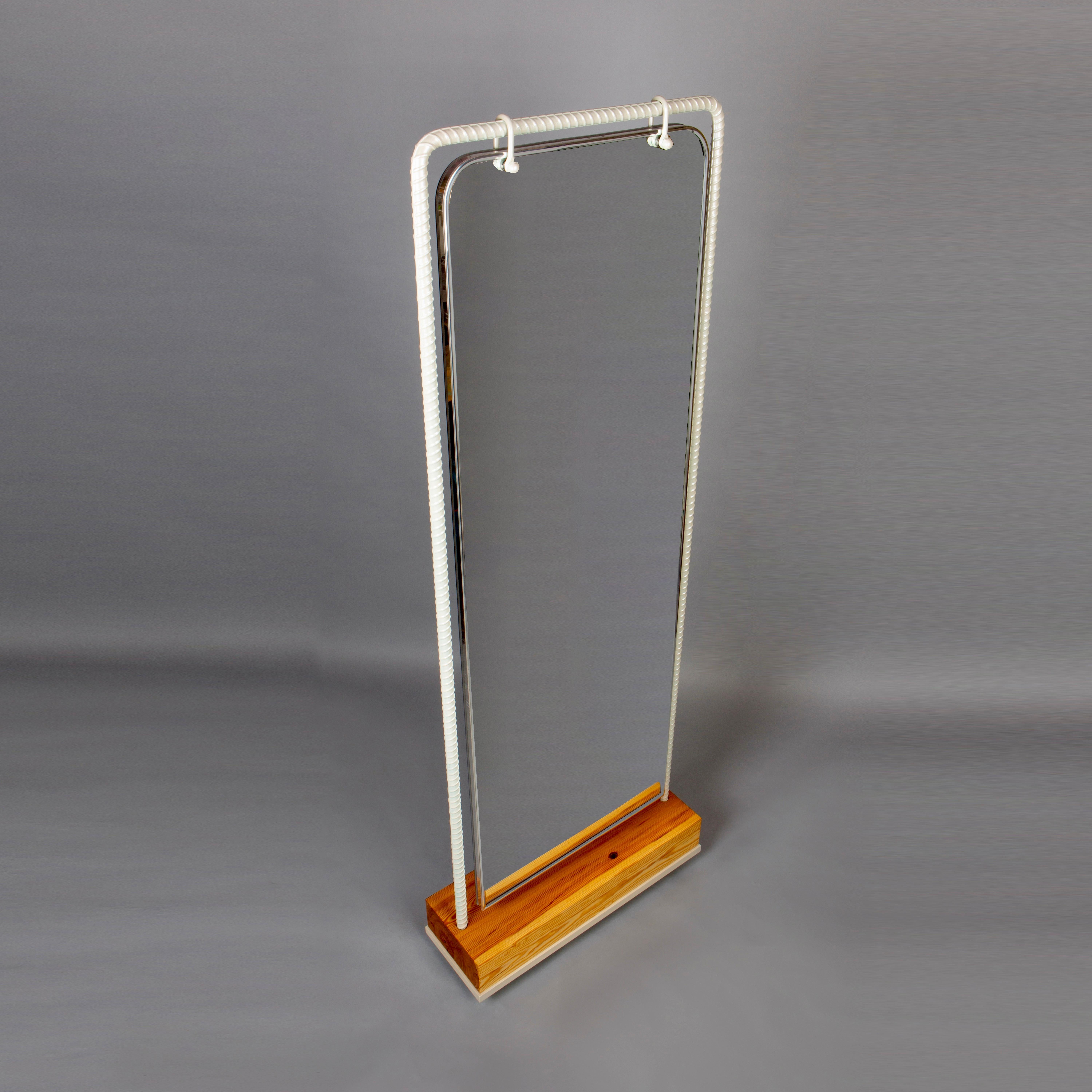 Longueur du sol miroir poire cadre métallique base en pin antique en vente 1