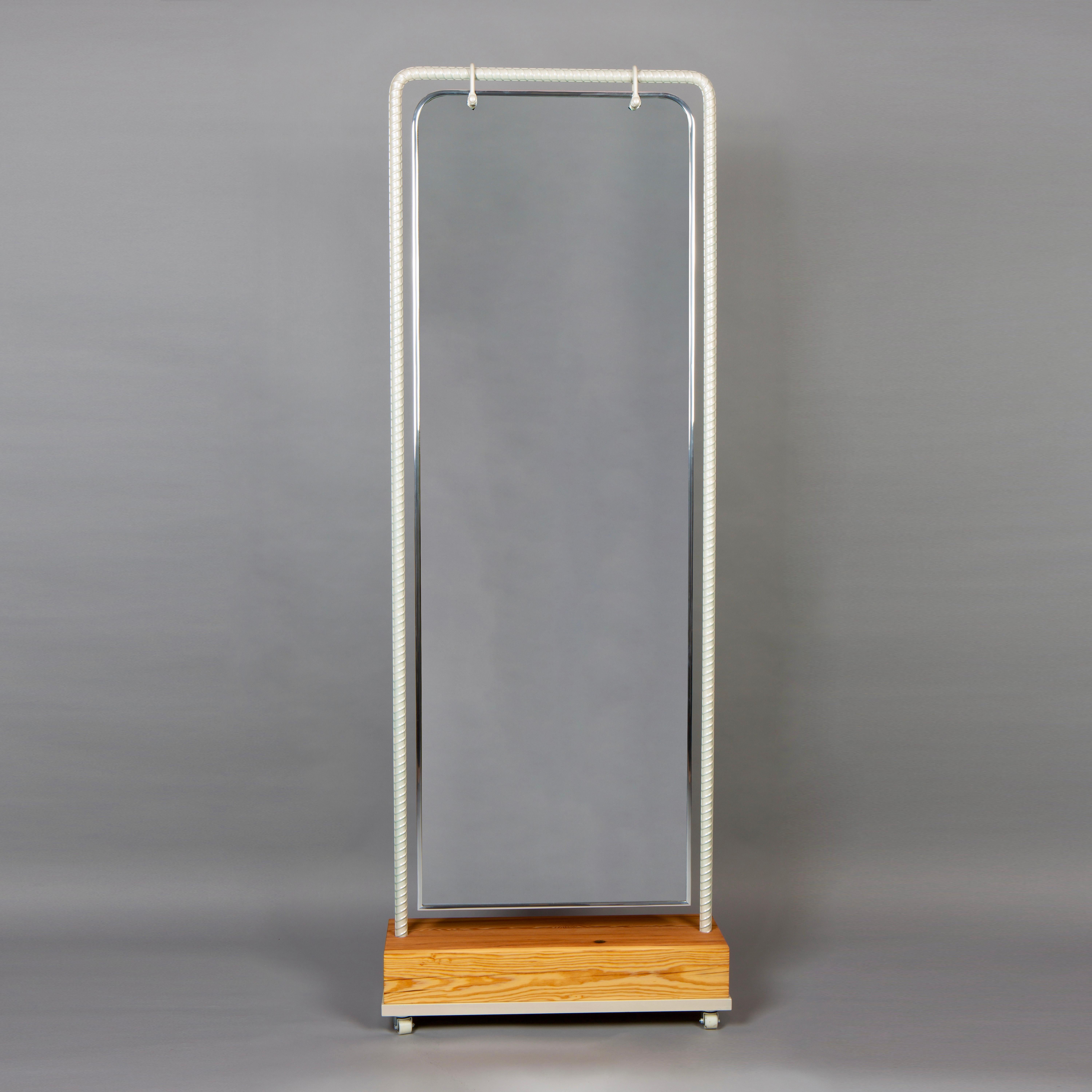 Der Nefertiti Dressing Mirror ist Teil der Rebar-Serie von Troy Smith.  Der Bewehrungsstahl ist der Stahl, der zum Formen des Betons verwendet wird, um ihm Festigkeit zu verleihen. Bewehrungsstahl wird mit Acetylenbrennern und glühenden Schmieden