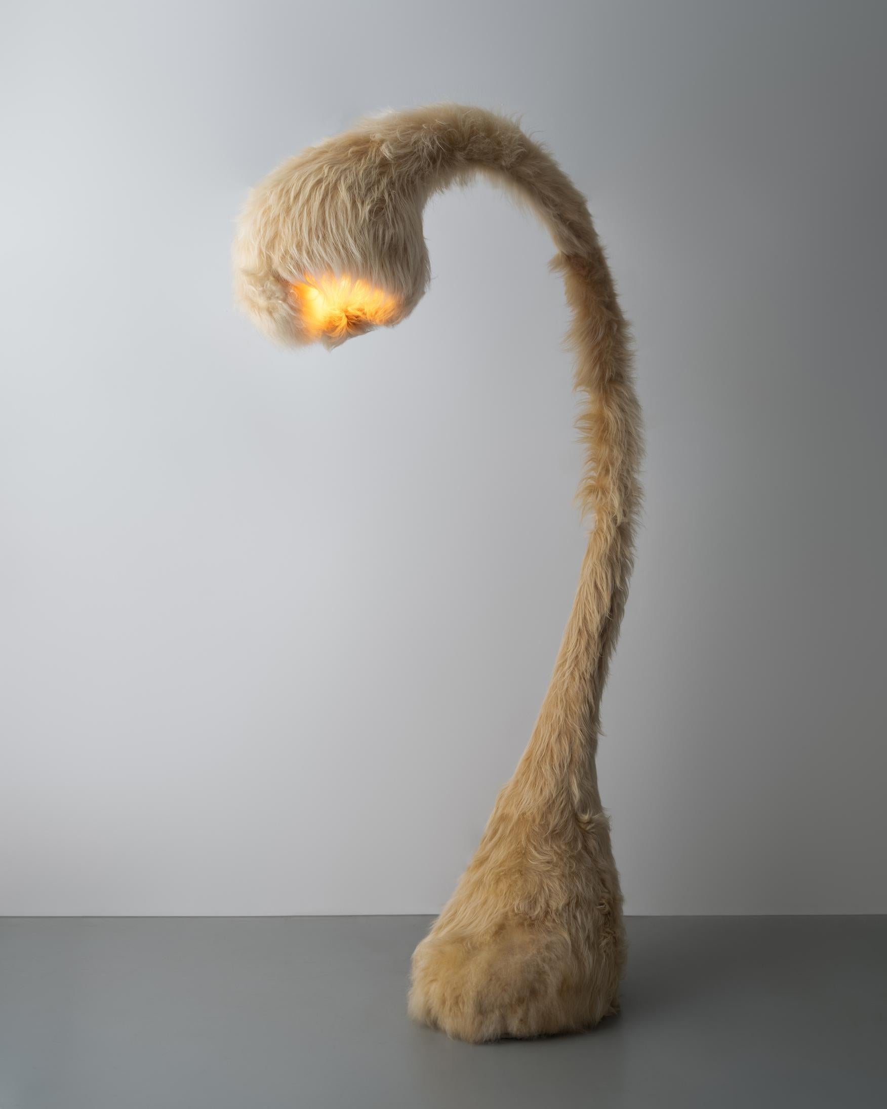Rogan Gregory. Lampadaire. 2022. Gypse, Peau de vache.