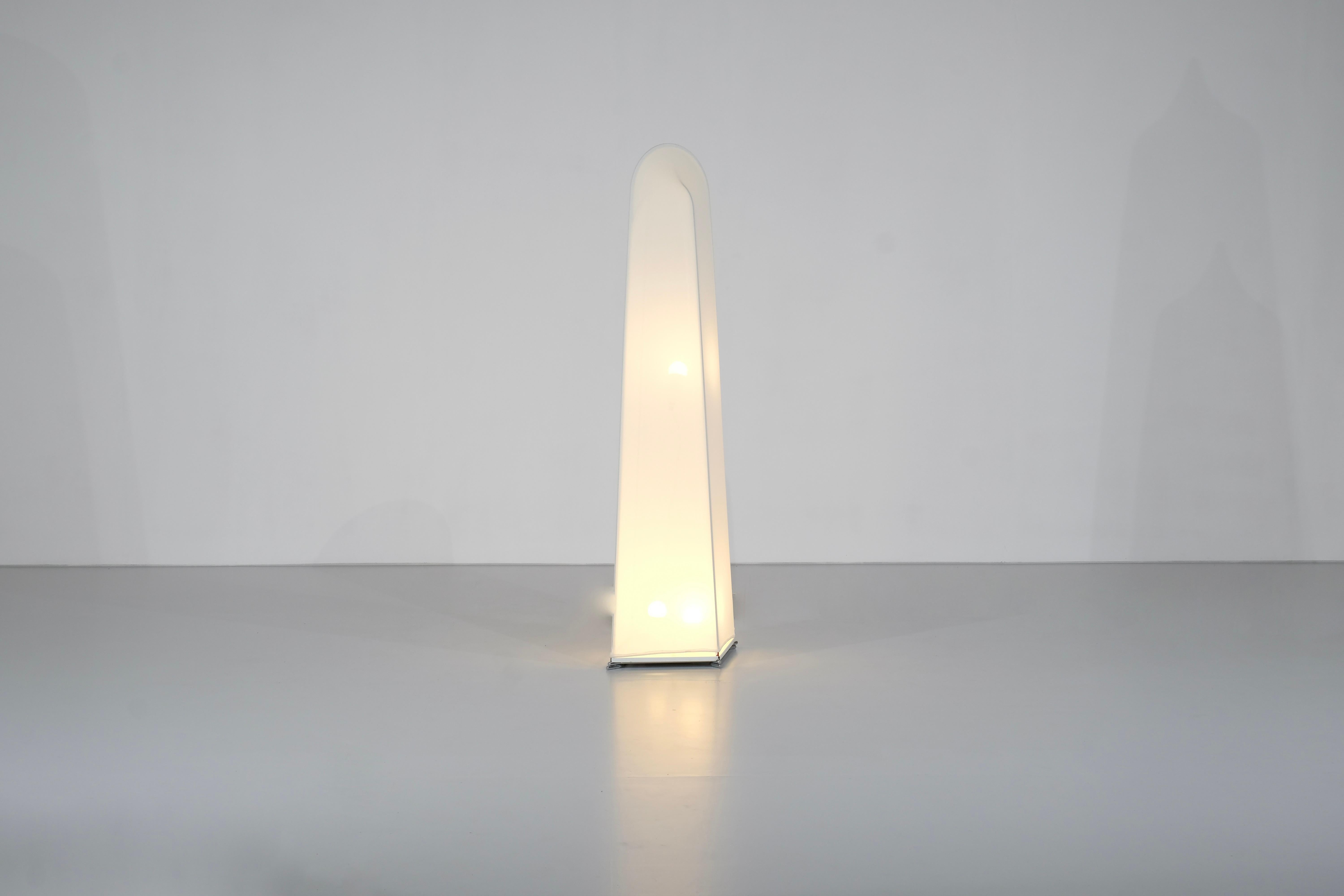 Lámpara de pie modelo grande 