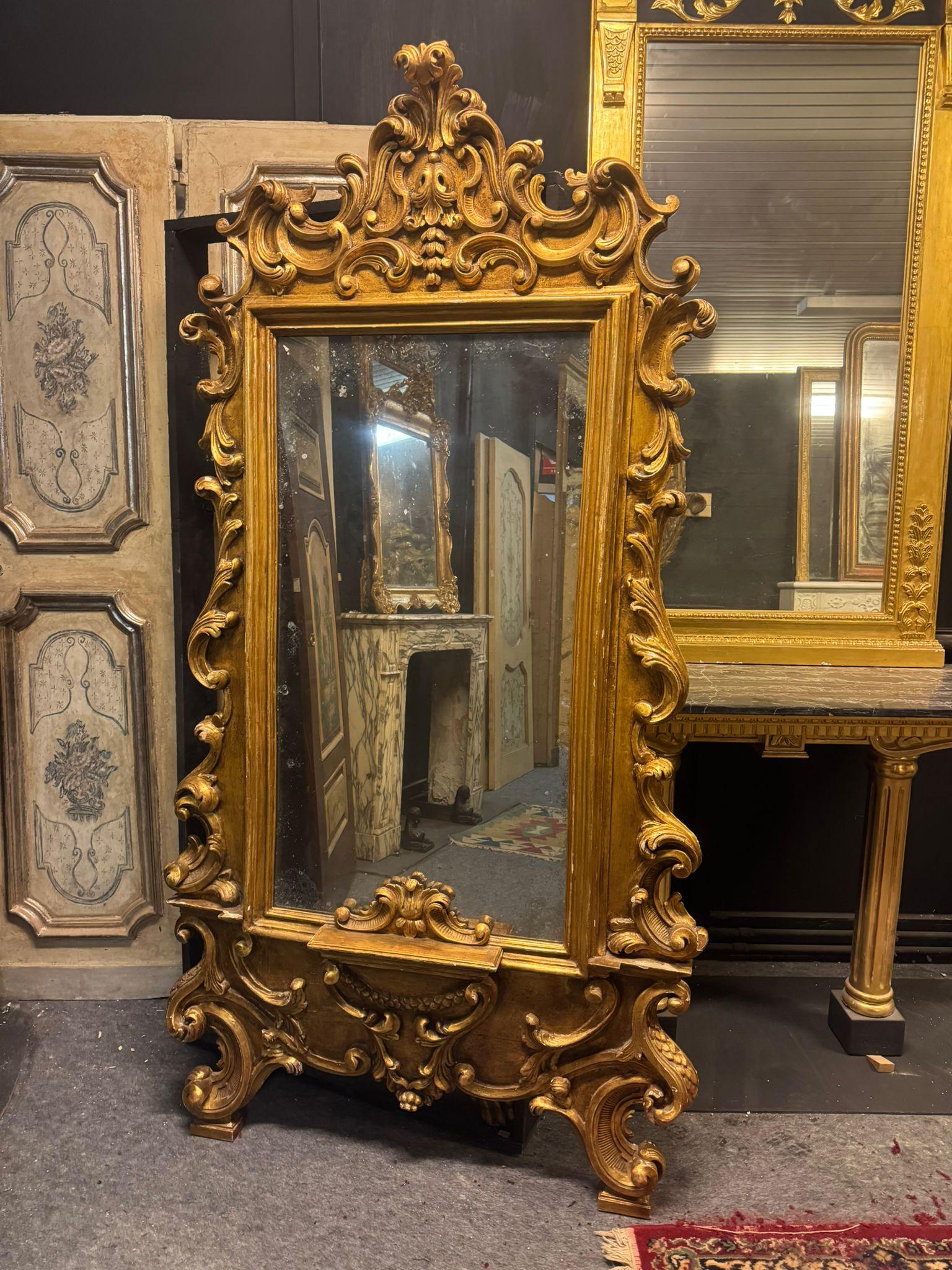 Espejo de pie de madera dorada, ricamente tallada con decoraciones de volutas, Italia Dorado en venta
