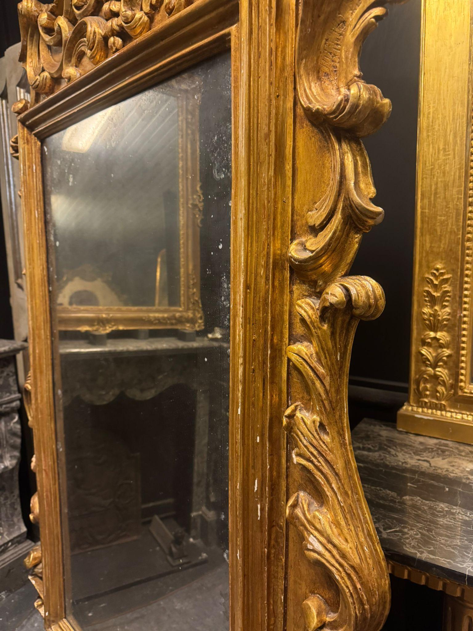Espejo de pie de madera dorada, ricamente tallada con decoraciones de volutas, Italia en Bueno estado para la venta en Cuneo, Italy (CN)