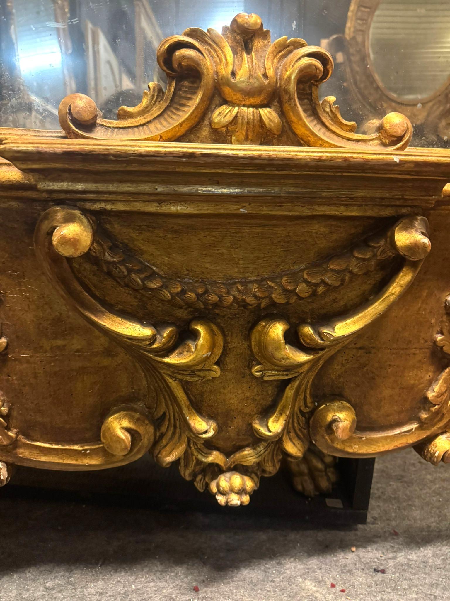 Espejo de pie de madera dorada, ricamente tallada con decoraciones de volutas, Italia siglo XIX en venta