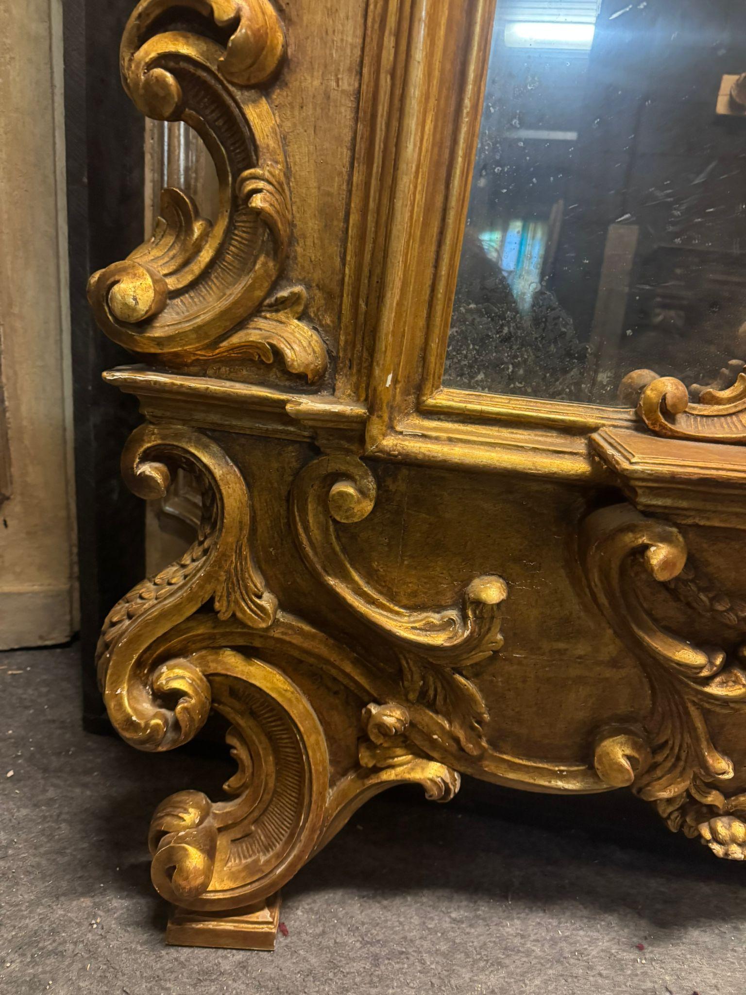 Espejo de pie de madera dorada, ricamente tallada con decoraciones de volutas, Italia Álamo en venta