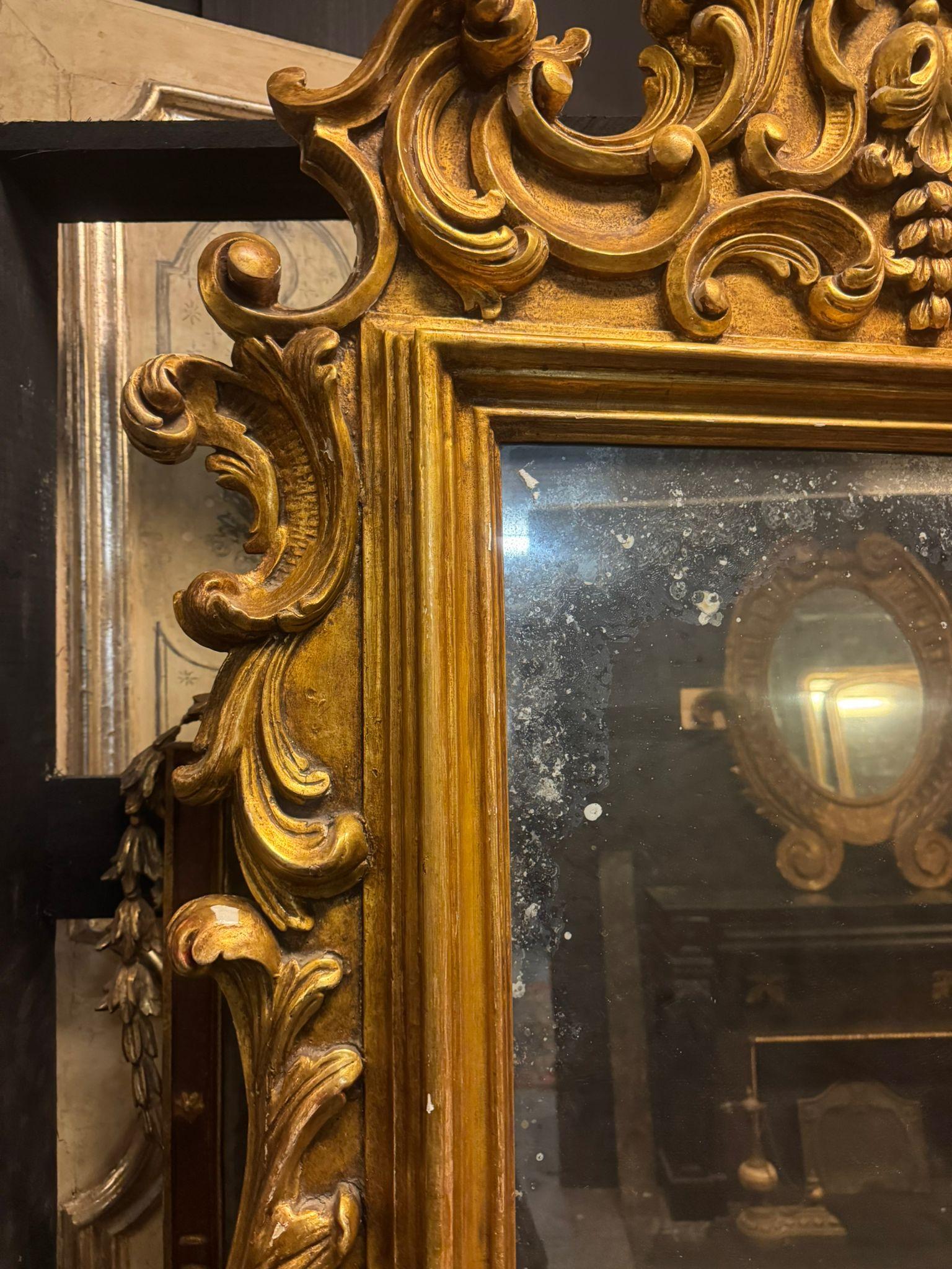 Espejo de pie de madera dorada, ricamente tallada con decoraciones de volutas, Italia en venta 1