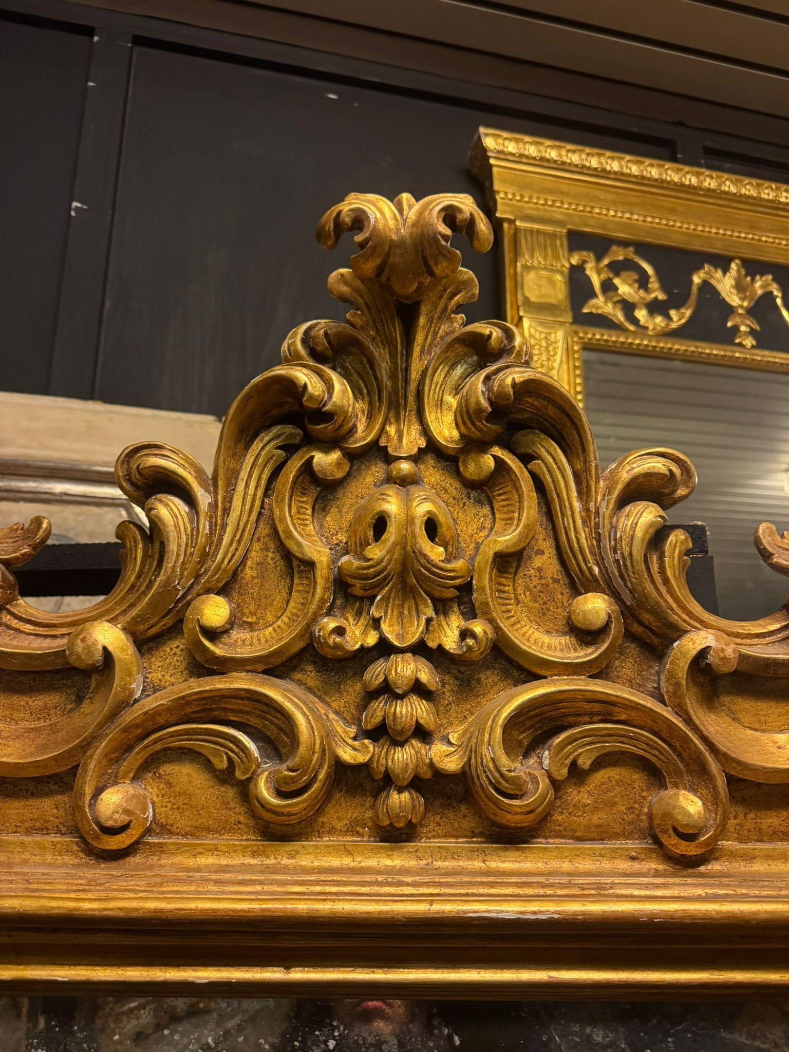 Espejo de pie de madera dorada, ricamente tallada con decoraciones de volutas, Italia en venta 2