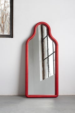 Espejo de pie contemporáneo "TRN M" de Pani Jurek, madera de fresno "rojo