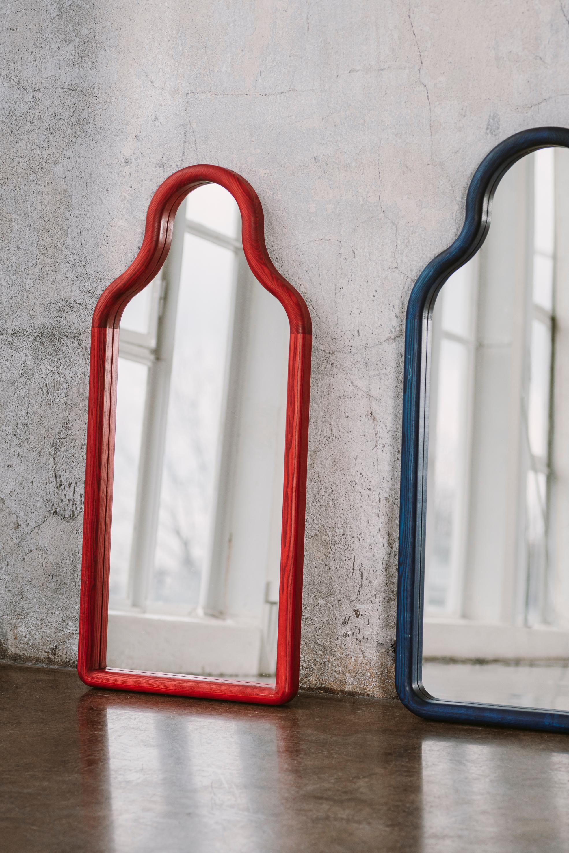 Organique Miroir au sol contemporain 'TRN S' par Pani Jurek, bois de frêne, bleu  en vente
