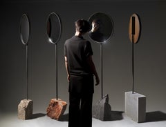 Standspiegel mit Marmorsockel, zeitgenössisches, skulpturales, handgefertigtes Design