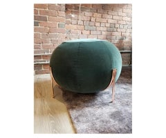 Pouf Geo rond en velours vert de Saba