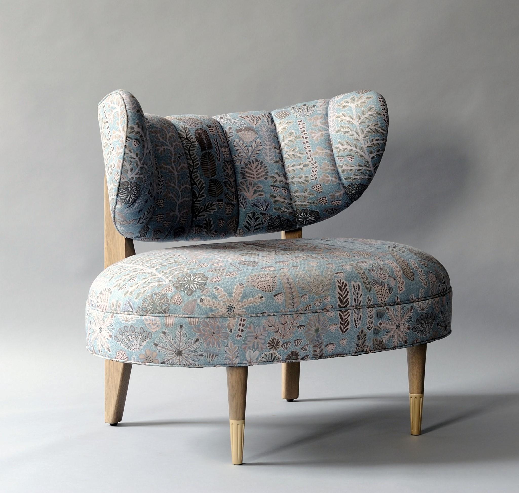 SAMPLE SALE PIECE FROM DEMURO DAS NYC SHOWROOM
Fabric differs from photographs of whole chair (see image of Imogen Heath fabric); Leg finishes are as shown in the photographs

IN STOCK: x1 Imogen Heath Sophy Velvet - Blue Dawn, Solid Grey Oak Legs