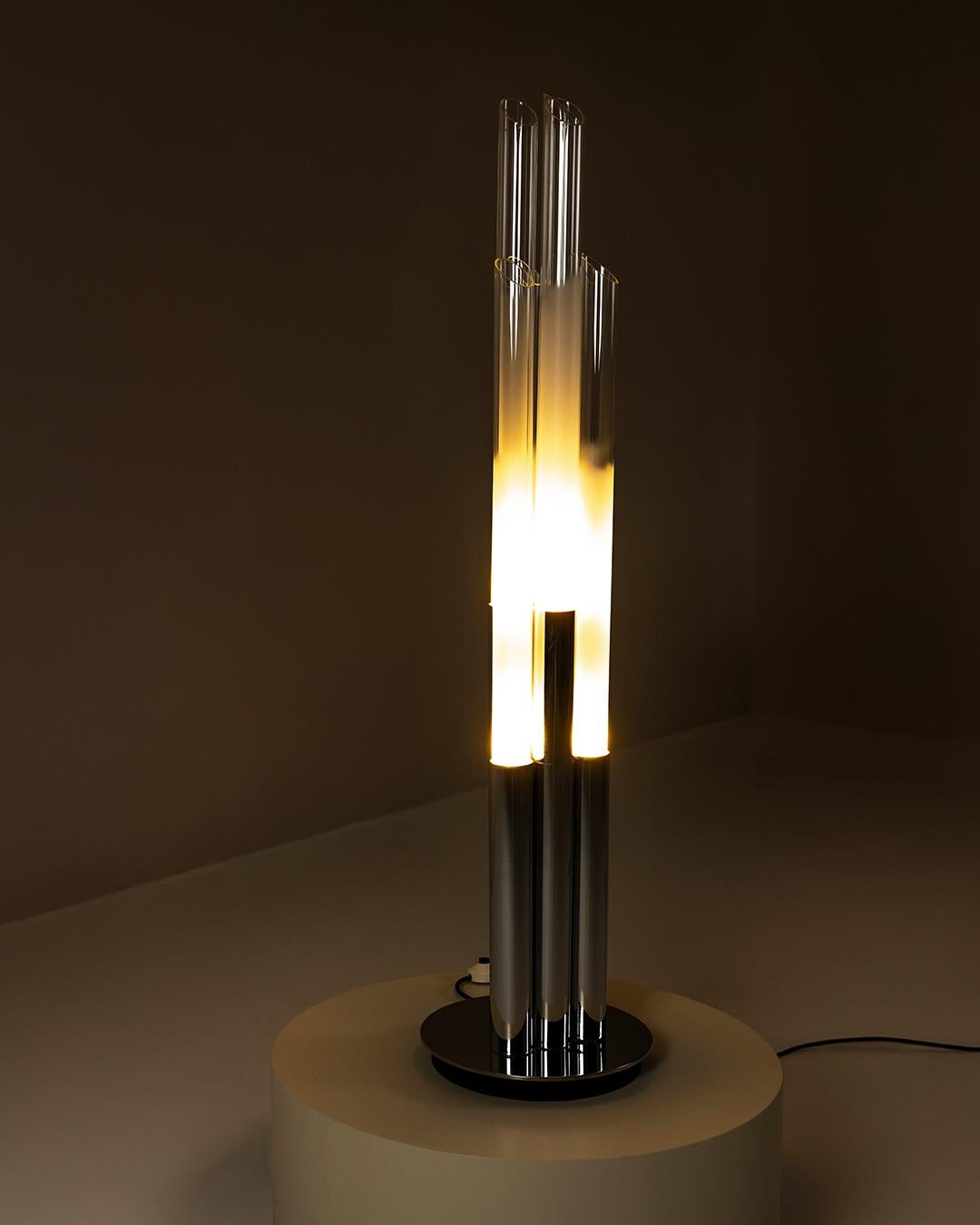 Lampadaire ou lampe de bureau en métal chromé et verre d'Aldo Nason pour Mazzega, Italie Bon état - En vente à Hellouw, NL