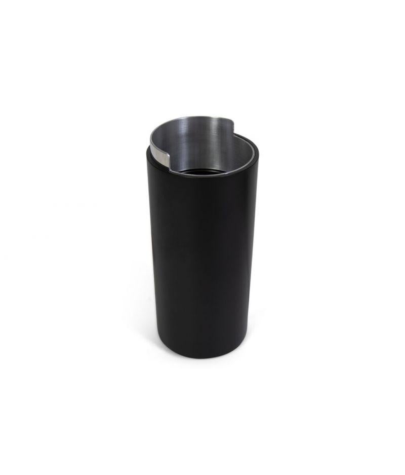 La lampada da tavolo o da terra Tube T, progettata dall'architetto e designer belga Christophe Gevers, mette in mostra la sua eccezionale capacità di combinare forma e funzione. Famoso per il suo approccio minimalista e moderno, Gevers ha creato