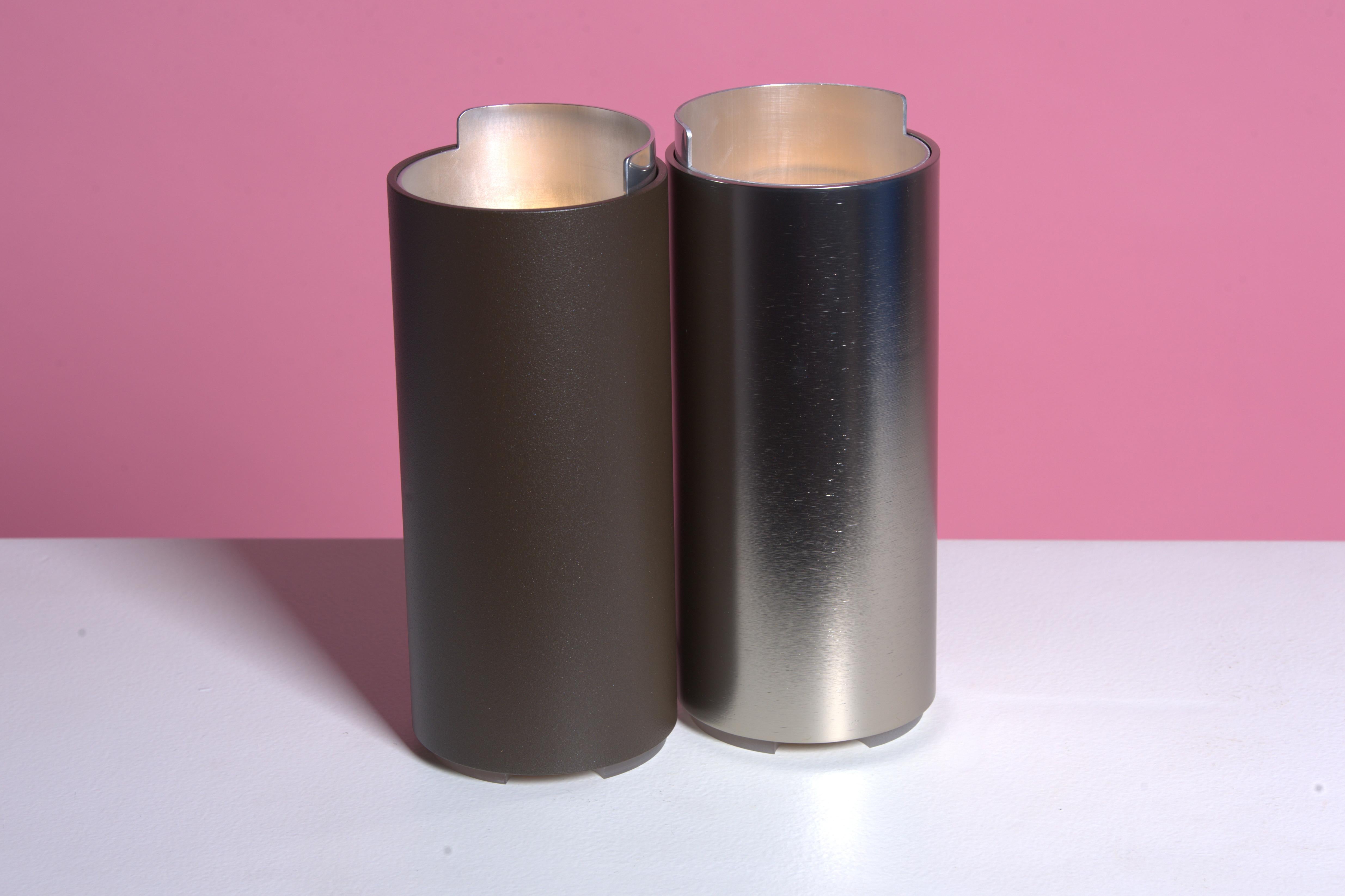 La lampada da tavolo o da terra Tube T, progettata dall'architetto e designer belga Christophe Gevers, mette in mostra la sua eccezionale capacità di combinare forma e funzione. Famoso per il suo approccio minimalista e moderno, Gevers ha creato