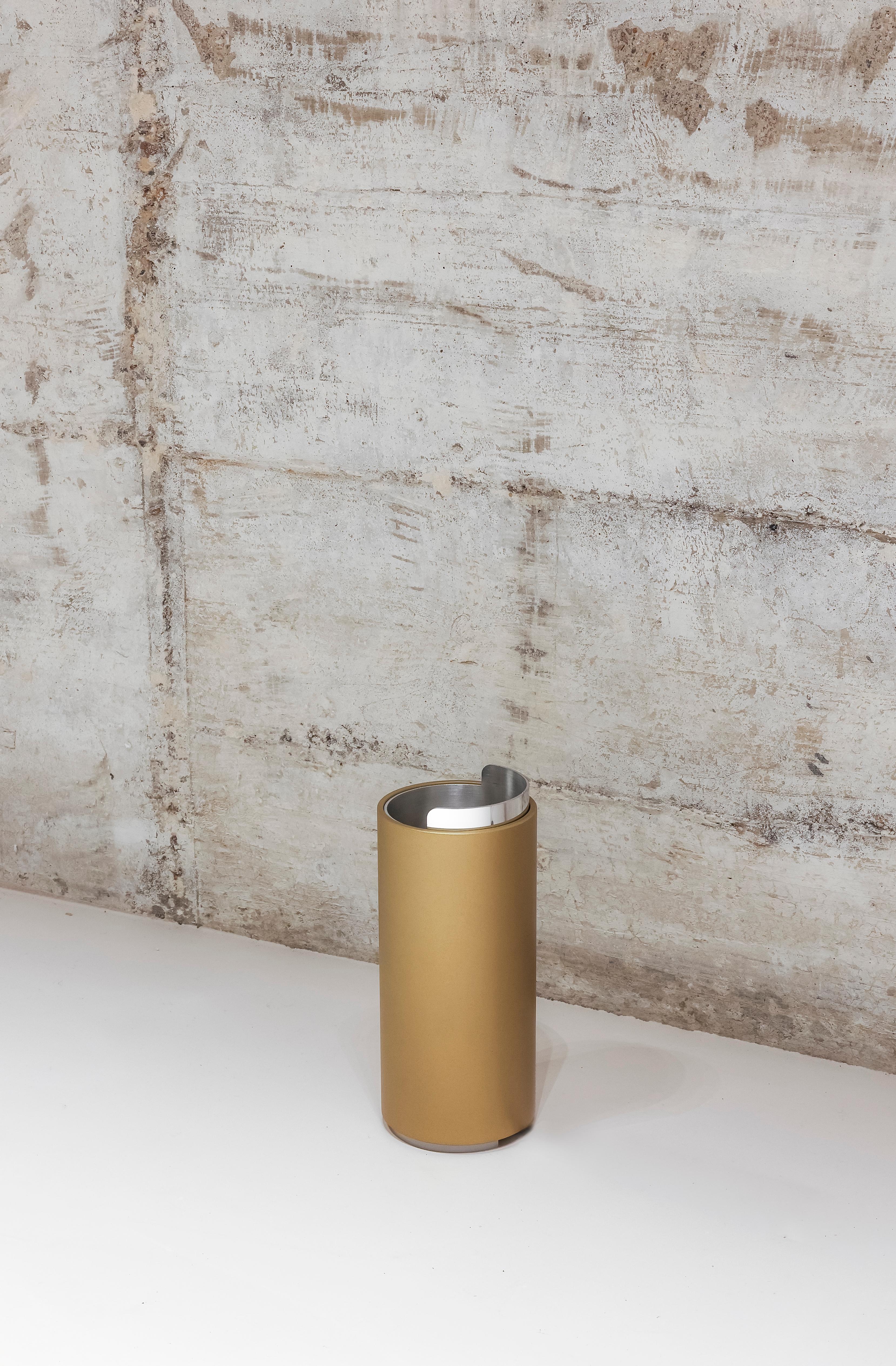 La lampada da tavolo o da terra Tube T, progettata dall'architetto e designer belga Christophe Gevers, mette in mostra la sua eccezionale capacità di combinare forma e funzione. Famoso per il suo approccio minimalista e moderno, Gevers ha creato