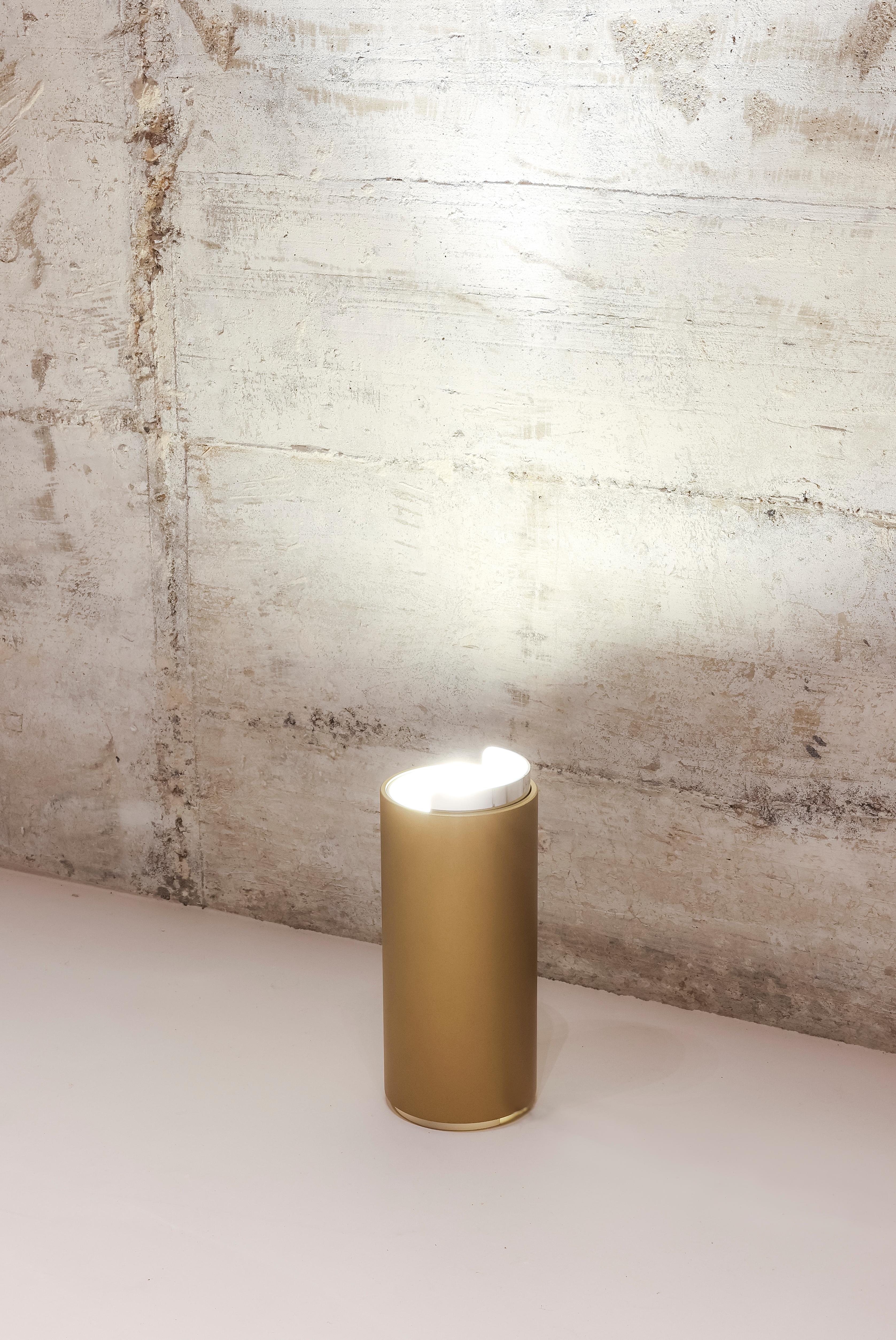 Mid-Century moderno Lampada da terra o da tavolo Tube T Gold Mat, progettata nel 1959. in vendita
