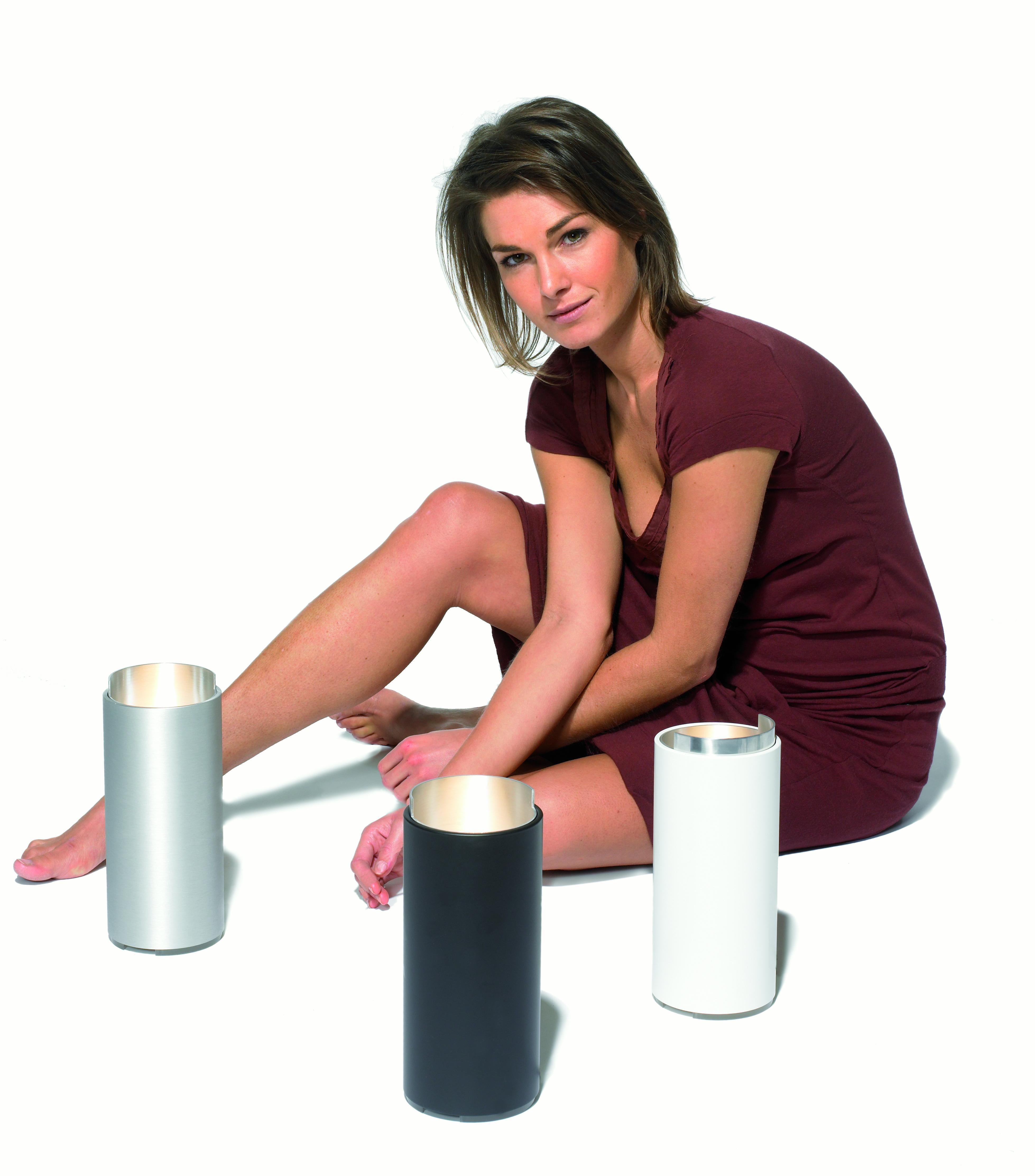 Die Tisch- oder Stehleuchte Tube T, entworfen vom belgischen Innenarchitekten und Designer Christophe Gevers, zeigt seine außergewöhnliche Fähigkeit, Form und Funktion zu verbinden. Gevers, der für seinen minimalistischen und modernen Ansatz bekannt