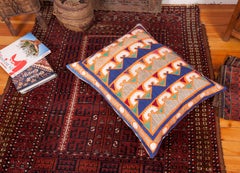 Almohada de suelo hecha con un Suzani tradicional de Samarcanda de mediados del siglo XX
