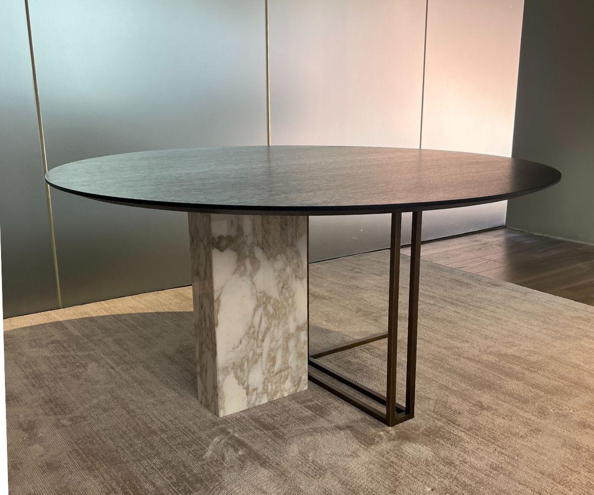 Table Meridiani Plinto de Andrea Parisio en chêne foncé et marbre, échantillon de sol Excellent état - En vente à Boston, MA