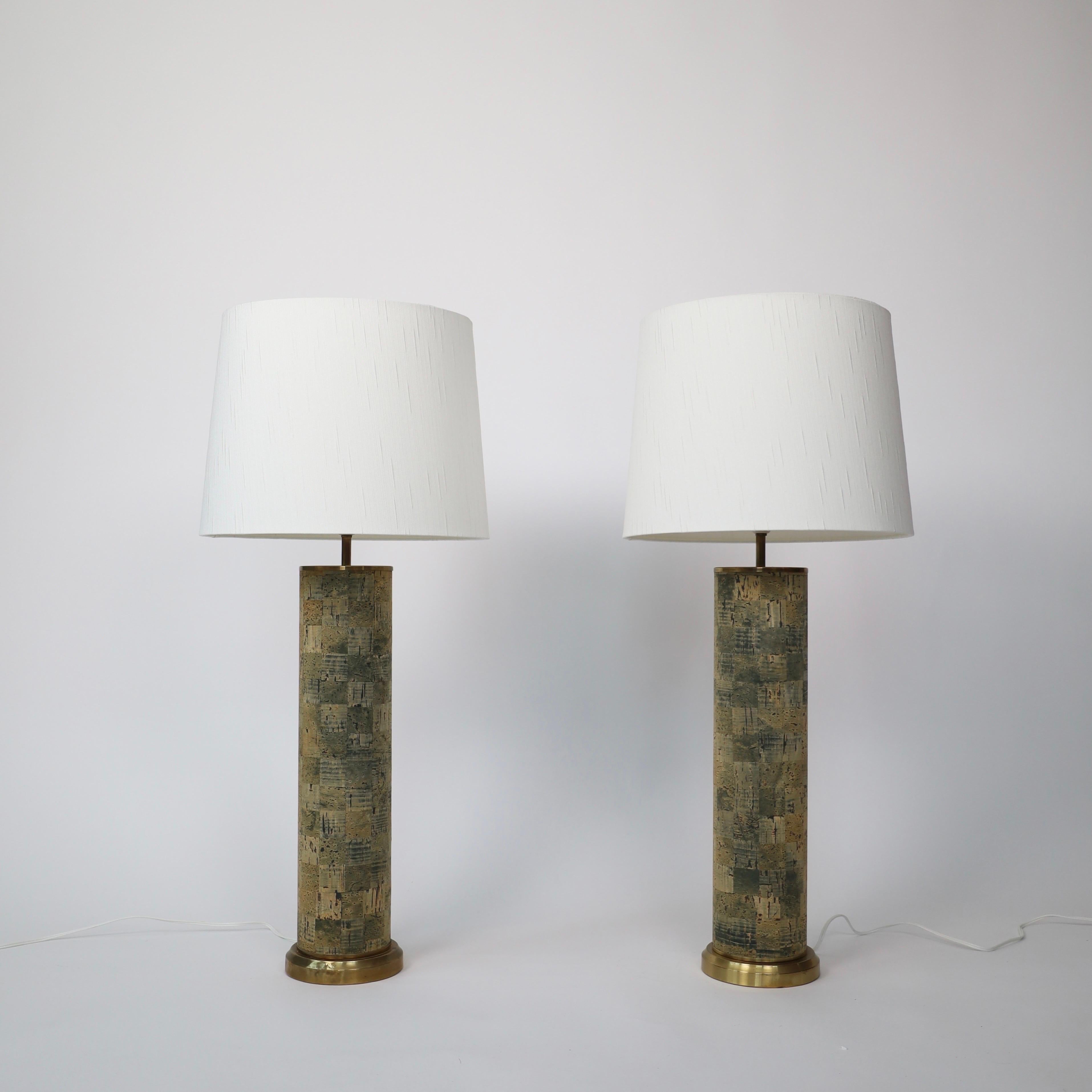 Ensemble de lampadaires / grandes lampes de table en liège conçu par Svend Aage Holm Sørensen dans les années 1960. Un bel ensemble pour une maison exquise. 

* Ensemble (2) de petites lampes de sol / grandes lampes de table en liège avec pied et
