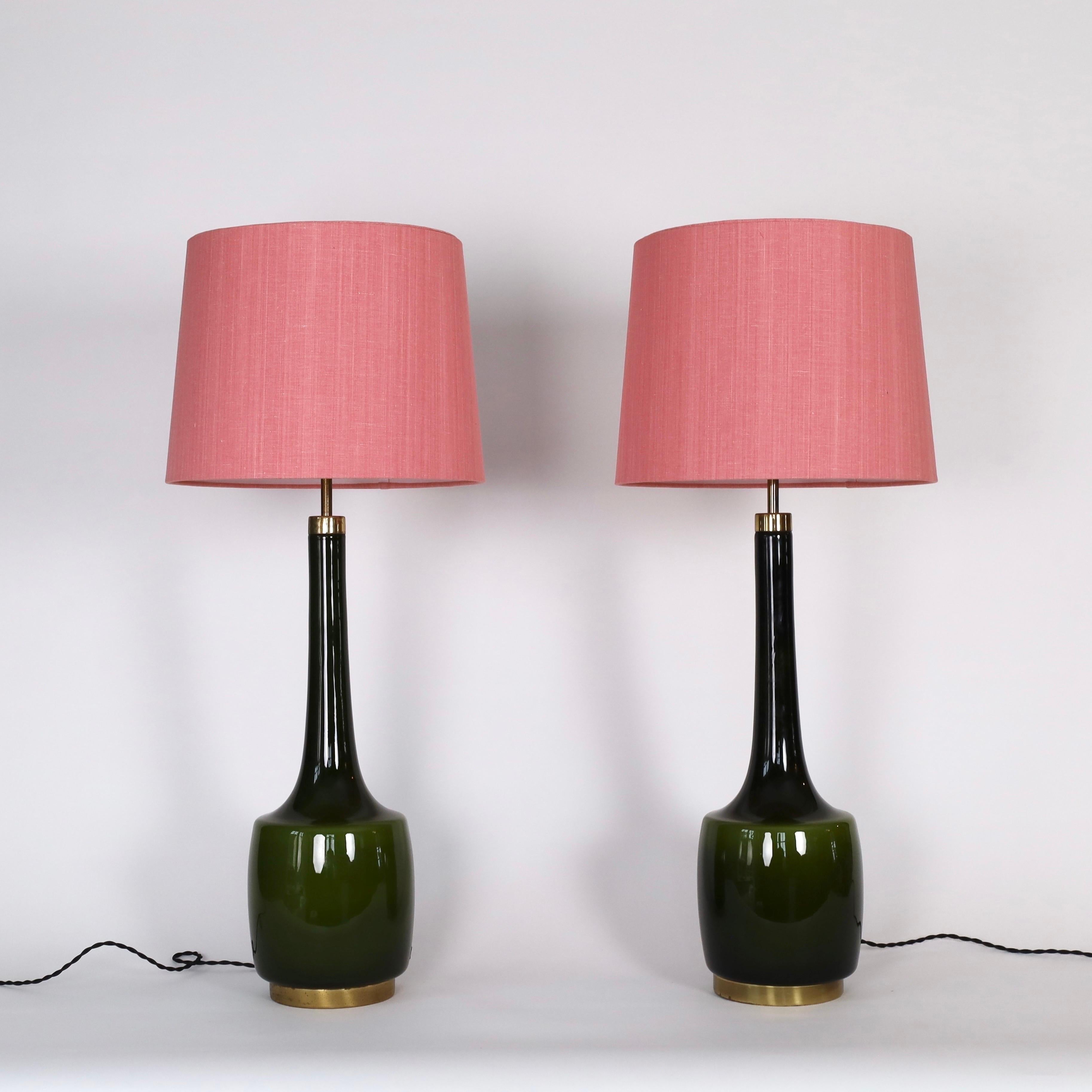 Conjunto de lámparas de cristal verde sustancial diseñadas por Svend Aage Holm Sørensen en la década de 1960. Un conjunto impresionante. 

* Un par (2) de grandes lámparas de sobremesa de cristal verde / pequeñas lámparas de pie con pie y cuello de