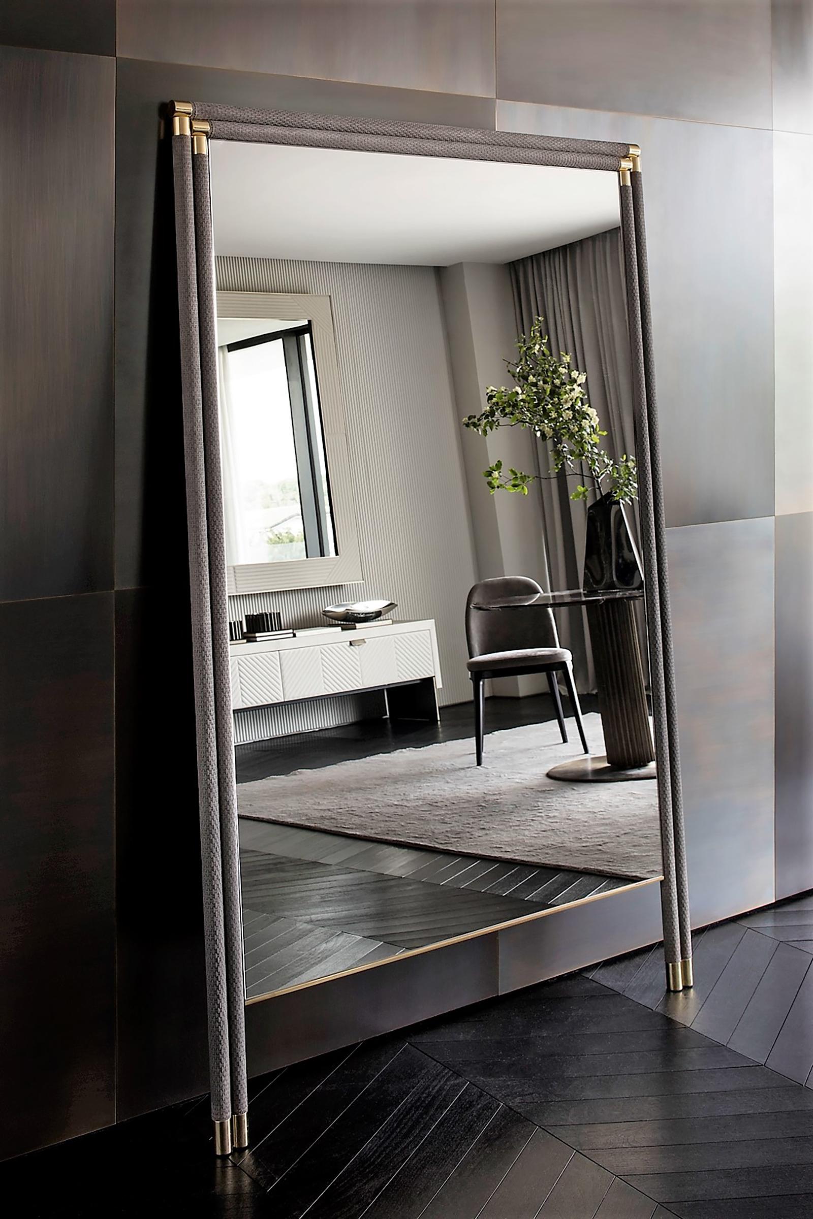 Spiegelboden smart mit Struktur aus rostfreiem Stahl
und mit einem Rahmen aus echtem Leder in grau getönter Ausführung.
Mit glänzenden Messingdetails und mit rechteckigem Spiegelglas.