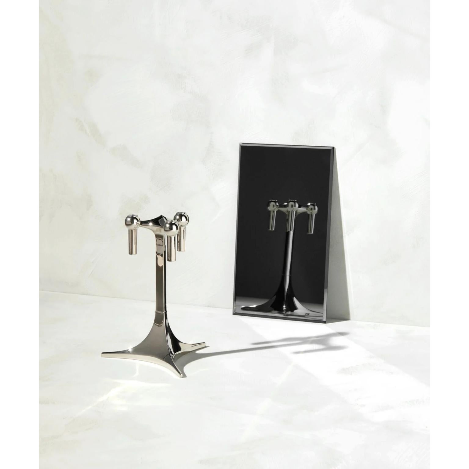 Soporte de pie para portavelas de aleación de cinc cromado by STOFF Nagel
Dimensiones: Ø 17 x A 23 cm. 
Materiales: aleación de zinc.

Disponible en diferentes opciones de acabado. Los precios pueden variar. Póngase en contacto con nosotros. 

El