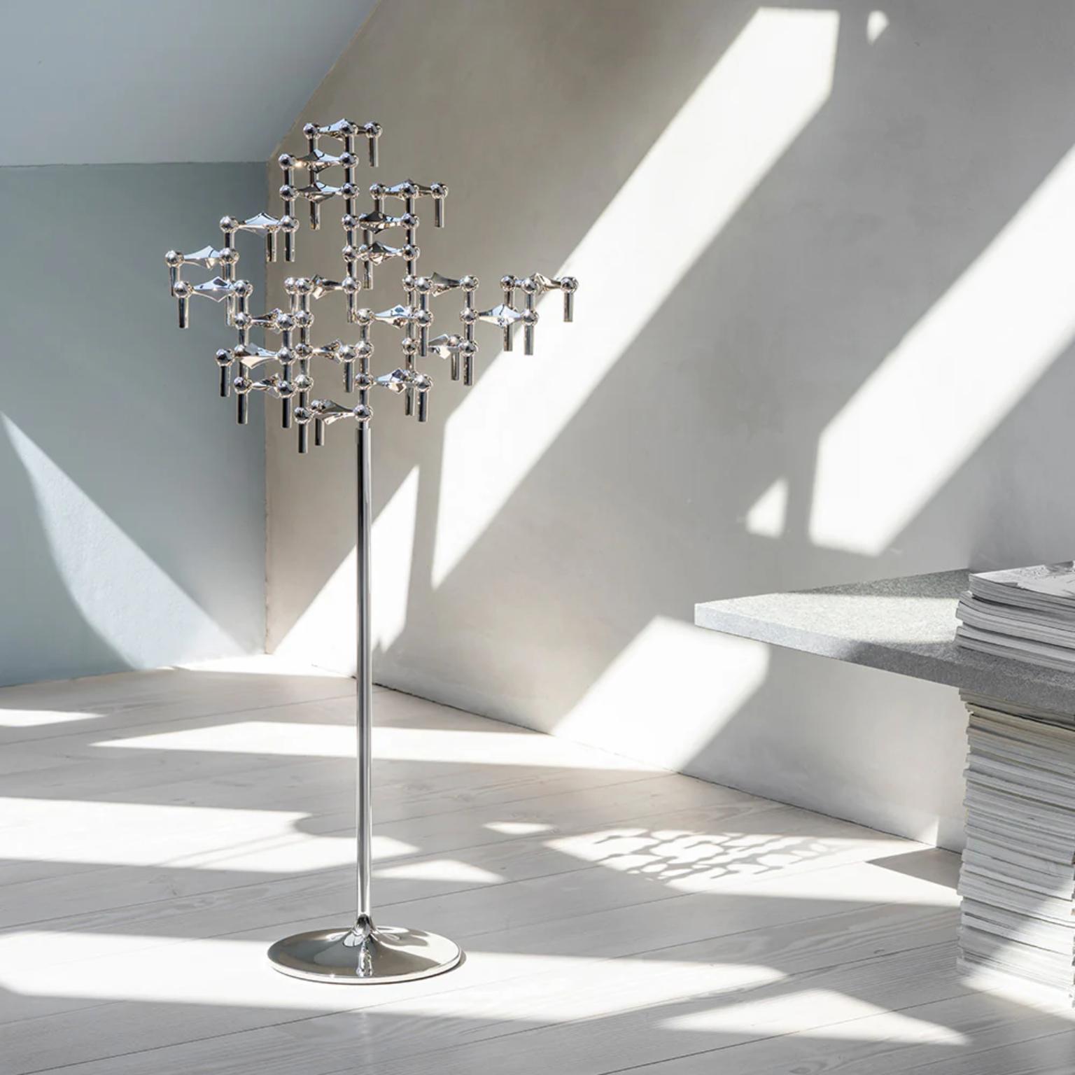 Soporte de suelo para un portavelas de aleación de cinc con acabado cromado by STOFF Nagel
Dimensiones: Ø 25 x A 70 cm. 
Materiales: Aleación de zinc con acabado cromado.

Disponible en diferentes opciones de acabado. Los precios pueden variar.