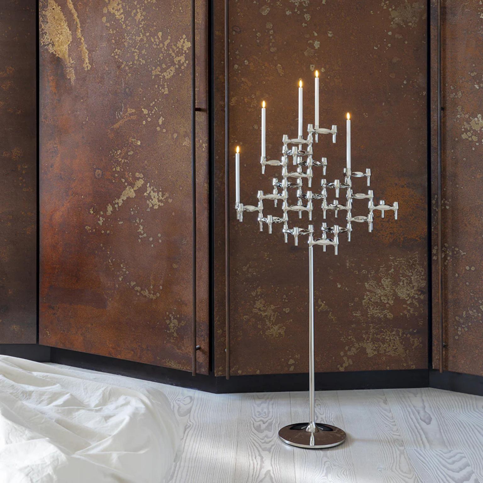Soporte de suelo para un portavelas de aleación de cinc con acabado cromado by STOFF Nagel Posmoderno en venta
