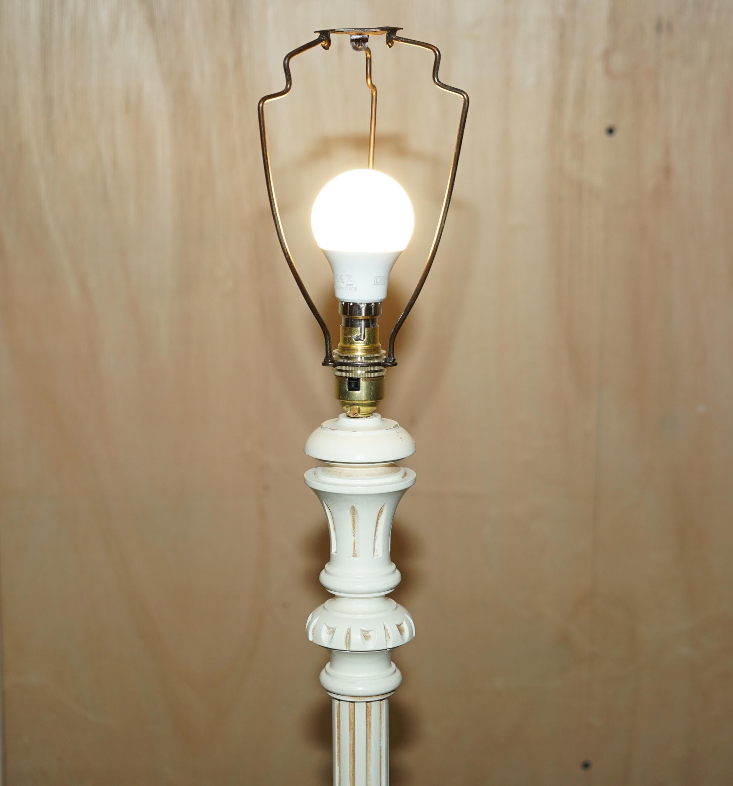 20ième siècle LAMPOULES EN SHABBY CHIC PAiNTED SUR DRAPEAU DE VOIR AVEC FORME FLORALE VINTAGE en vente