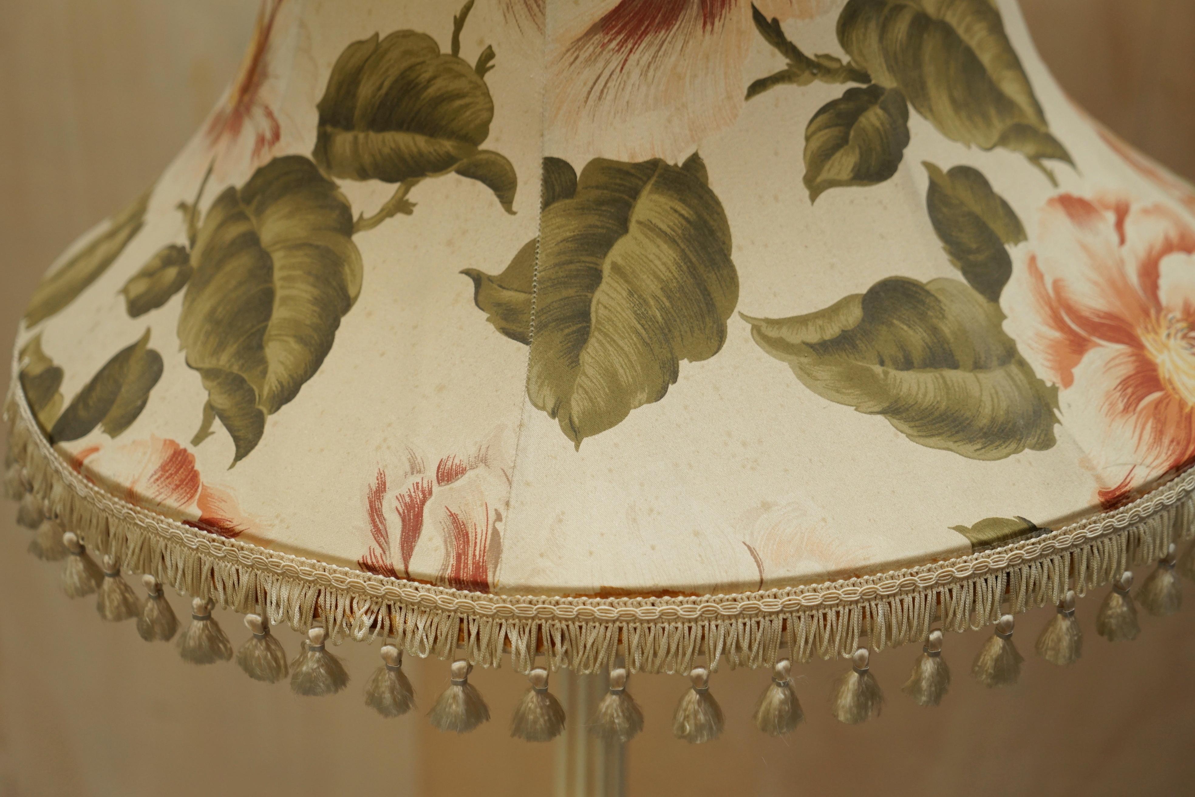 French FLOOR STANDING CARVED SHABBY CHIC PAiNTED LAMP WITH VINTAGE FLORAL SHADE For Sale