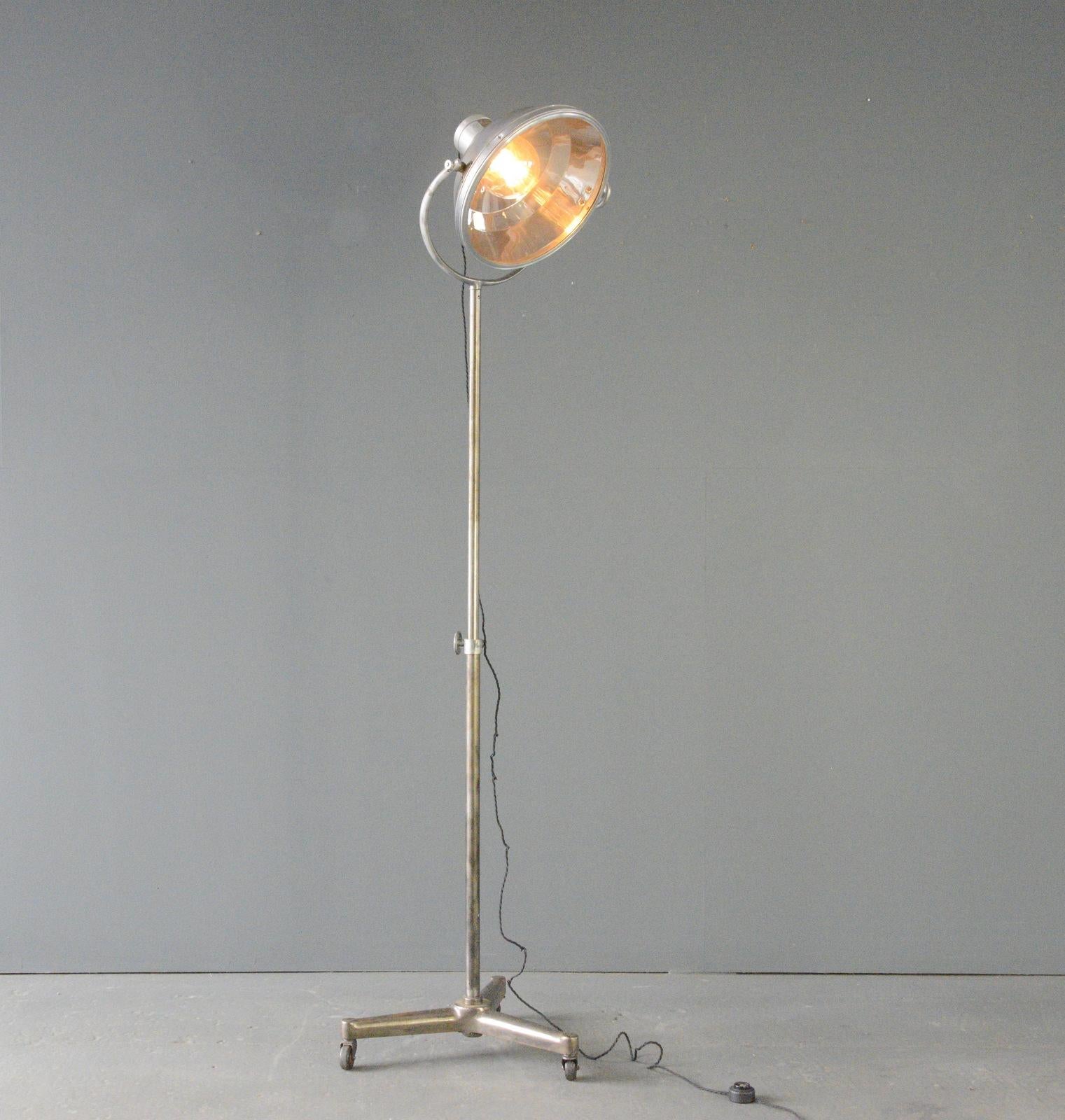 Lámpara de pie de cirujanos franceses Circa 1950's

- Completamente recableado
- Nuevo portalámparas, interruptor de pedal en línea y enchufe negro de baquelita
- Viene con bombilla Edison globo de 40w
- Admite bombillas con casquillo E27
- Cara de
