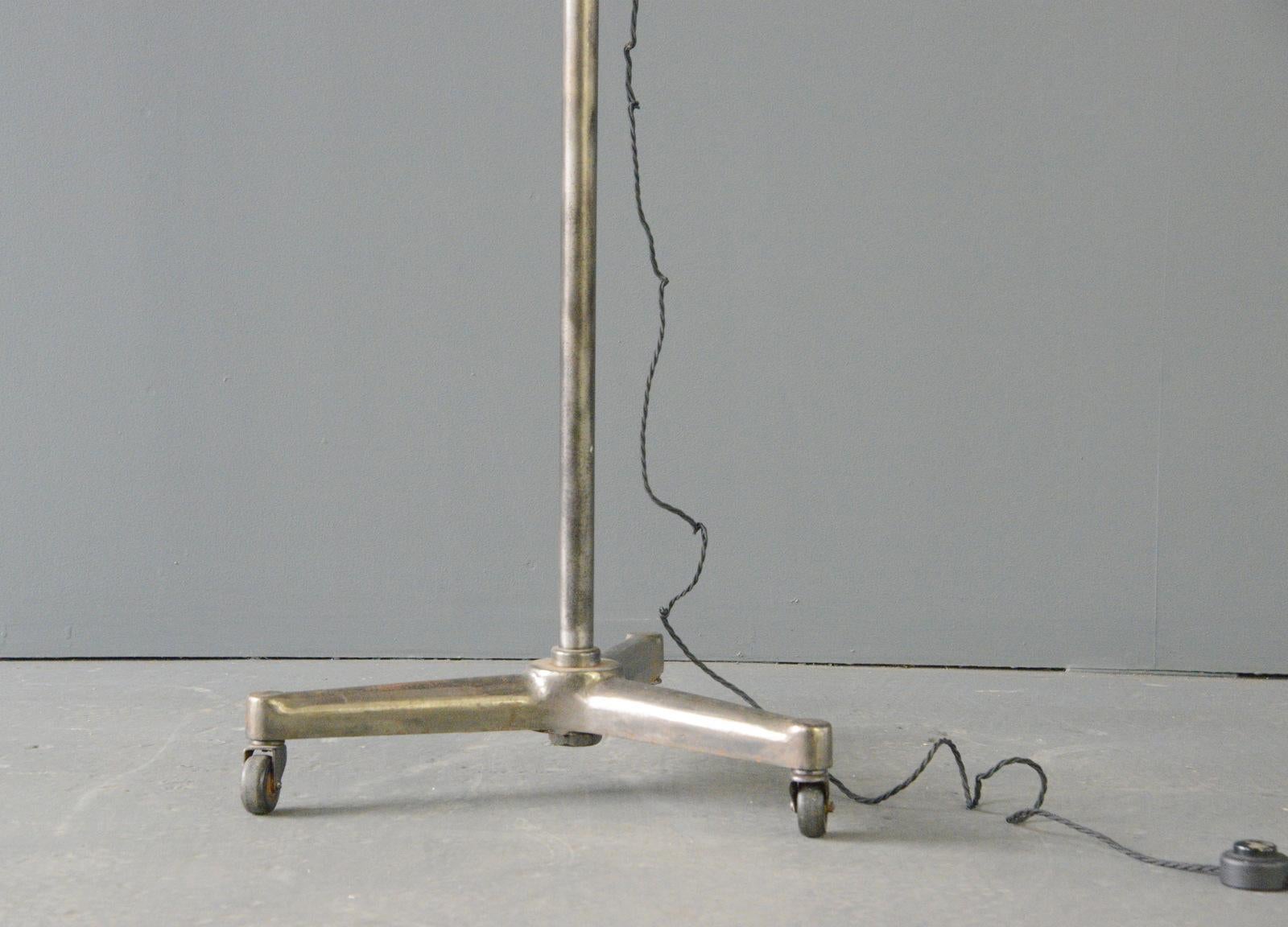 Lámpara de pie de cirujanos franceses Circa 1950's Industrial en venta
