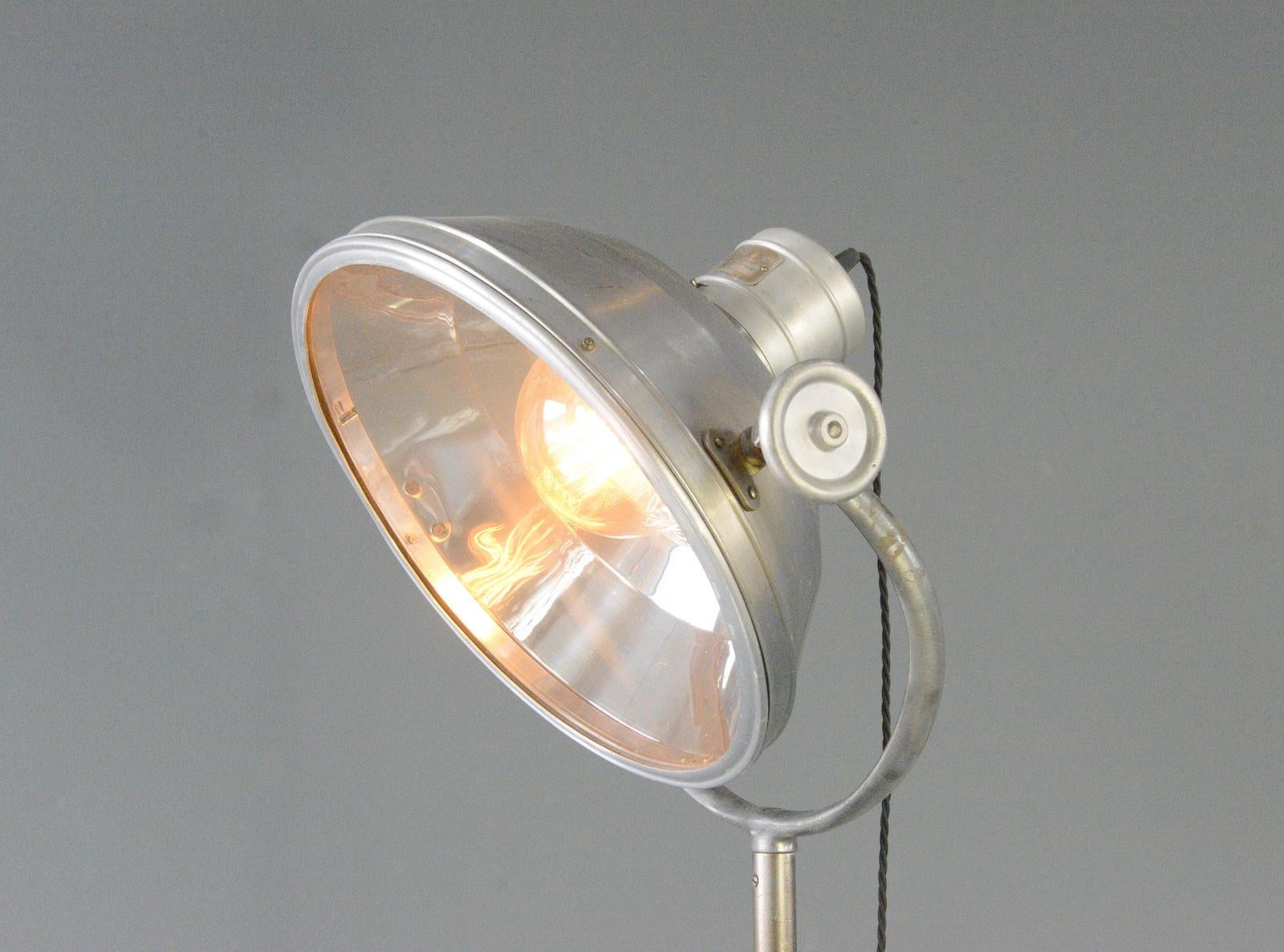 Lámpara de pie de cirujanos franceses Circa 1950's Francés en venta