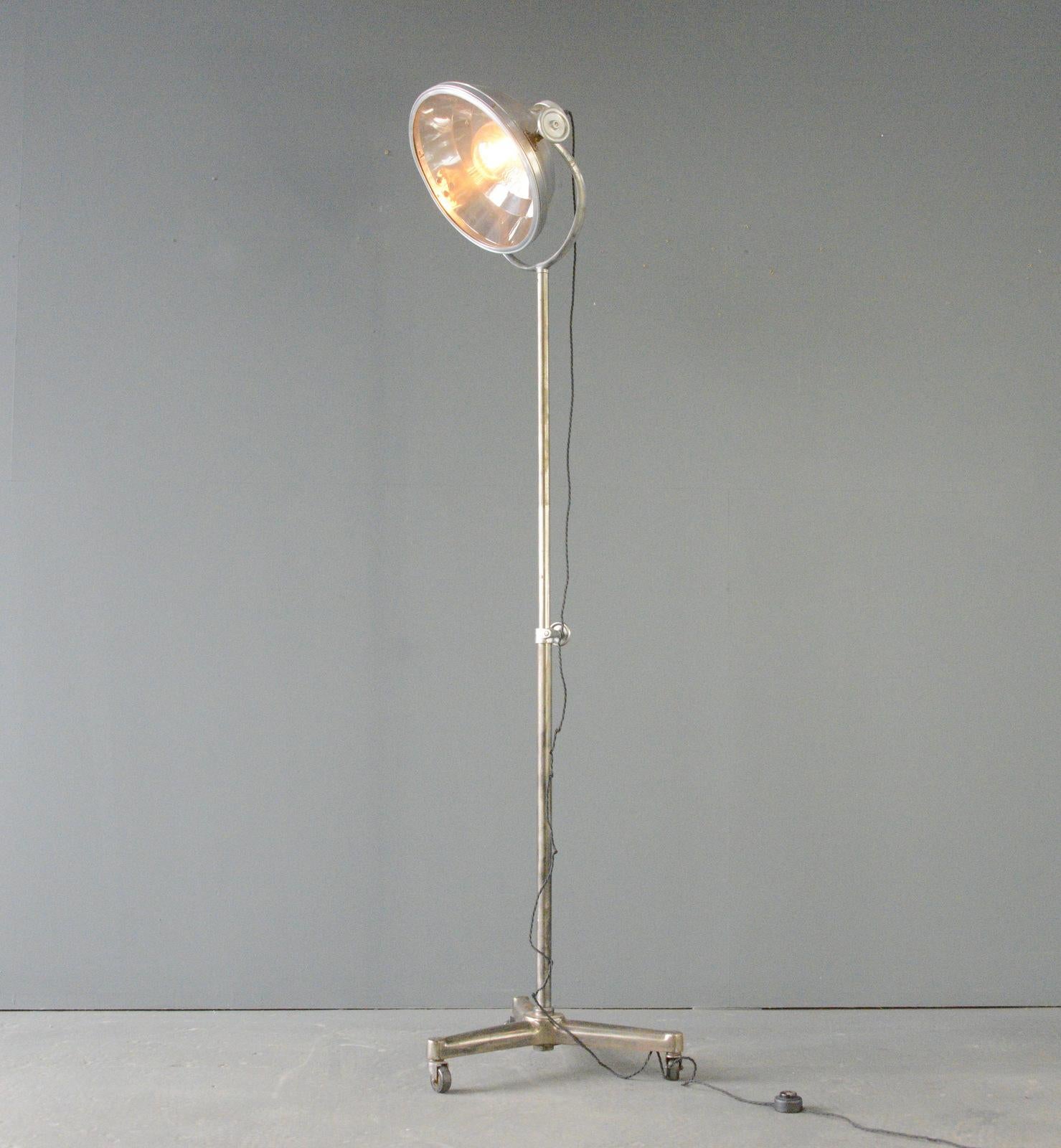 Lámpara de pie de cirujanos franceses Circa 1950's en Bueno estado para la venta en Gloucester, GB