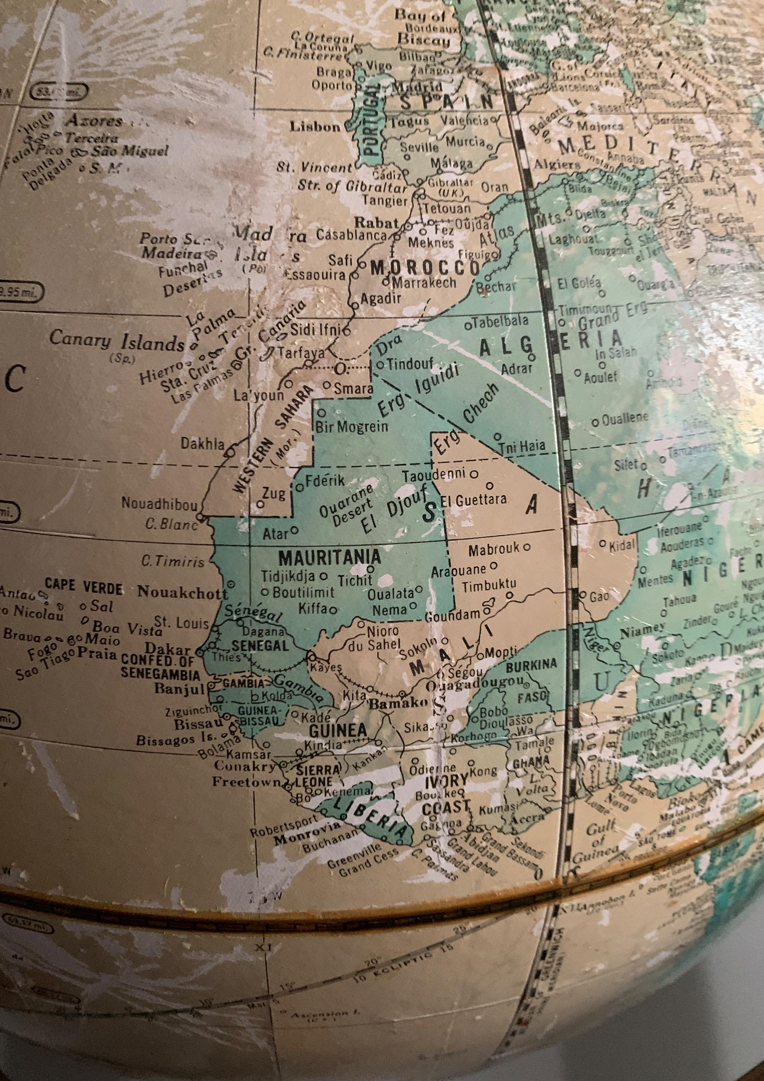 Globe terrestre sur un stand en bois dur tourné et en laiton Modèle n° 16  en vente 8