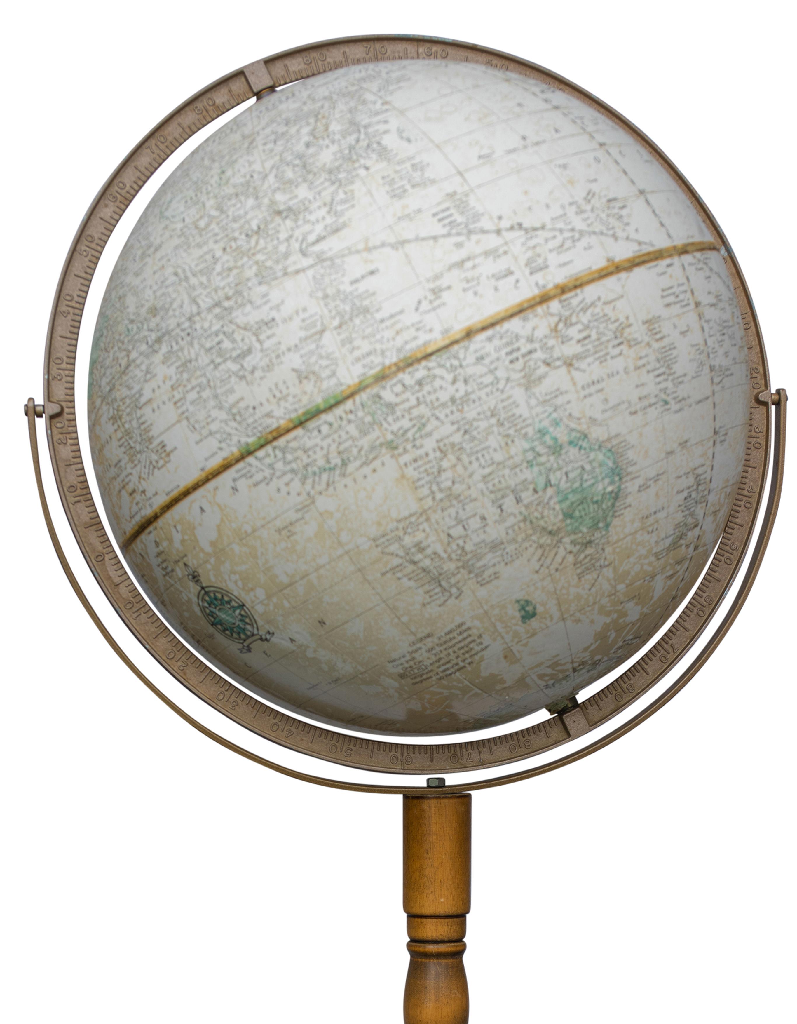 Vittoriano Globo da terra su un supporto in legno duro tornito e ottone Model No. 16 in vendita