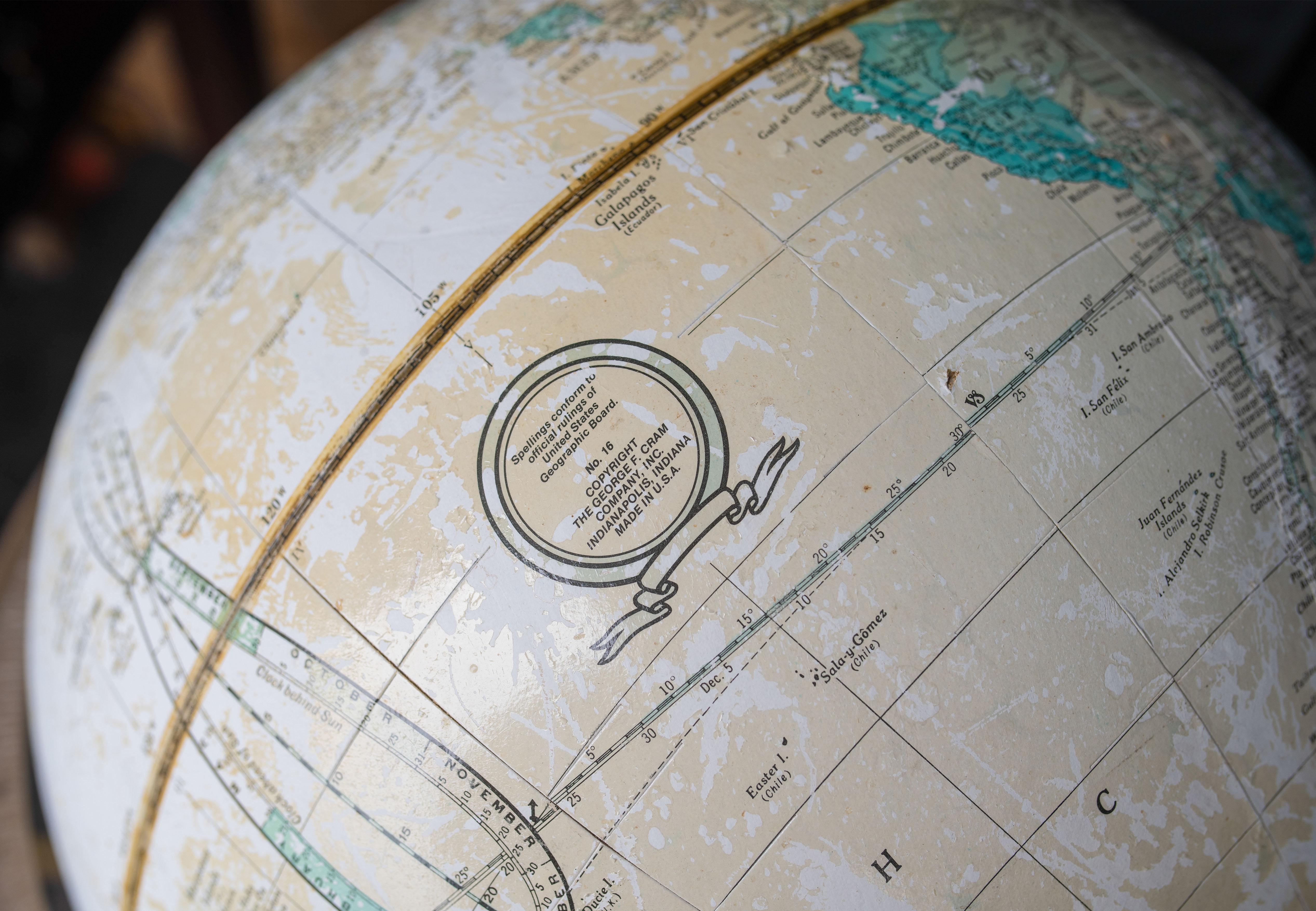 Globe terrestre sur un stand en bois dur tourné et en laiton Modèle n° 16  en vente 2